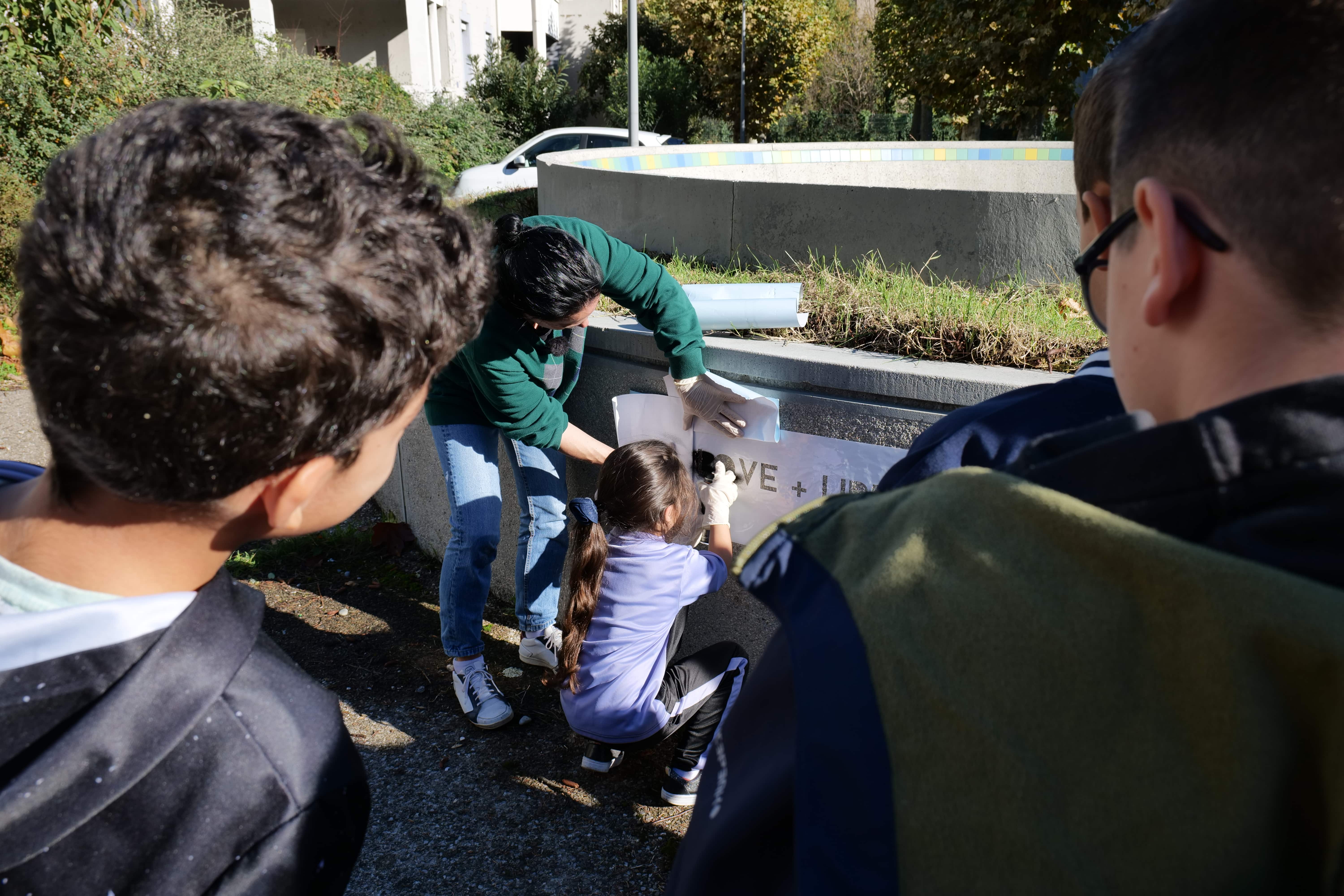 Des phrases, poétiques ou revendicatives, étaient aposées sur le banc en S de la Viscose.