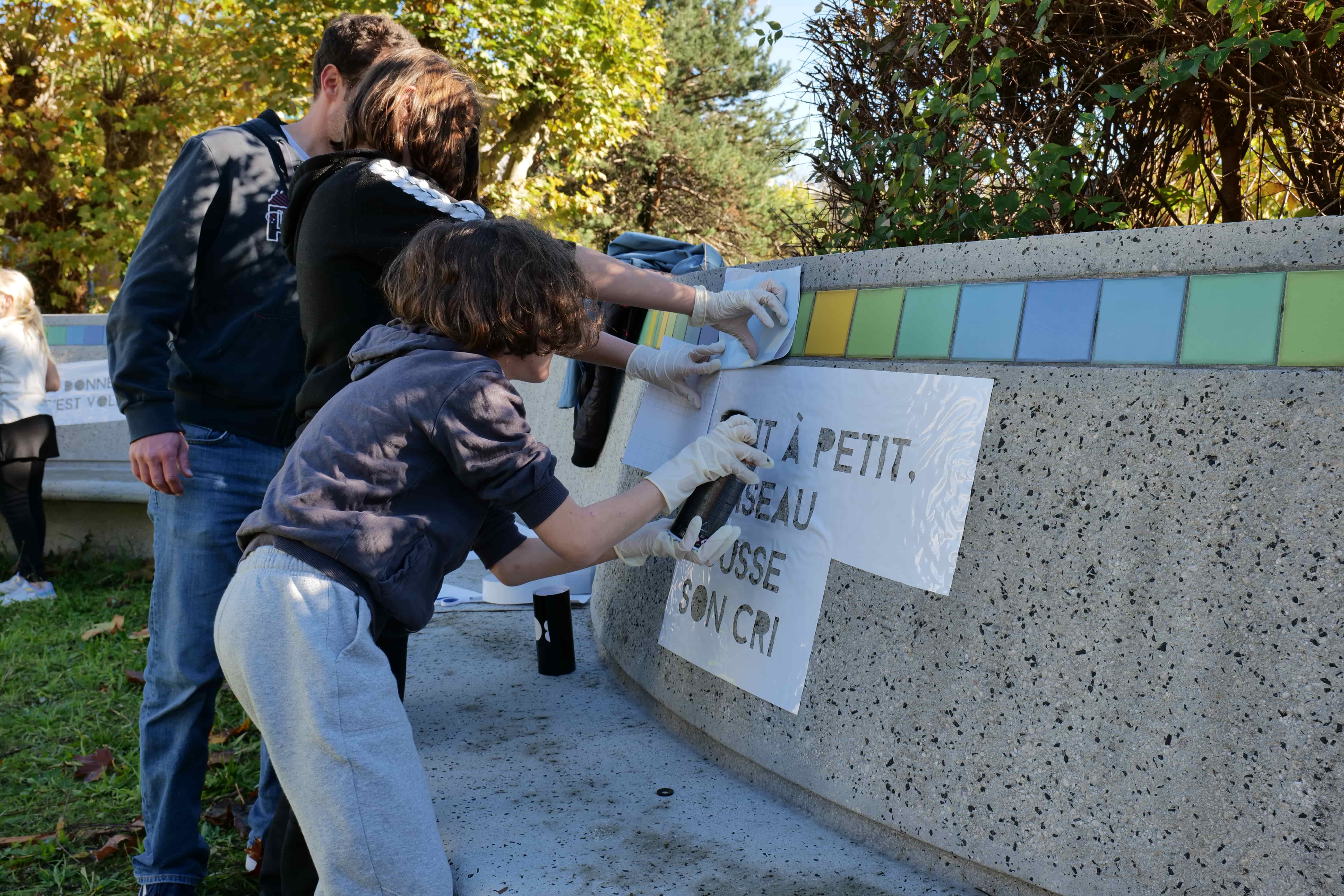 Des phrases, poétiques ou revendicatives, étaient aposées sur le banc en S de la Viscose.