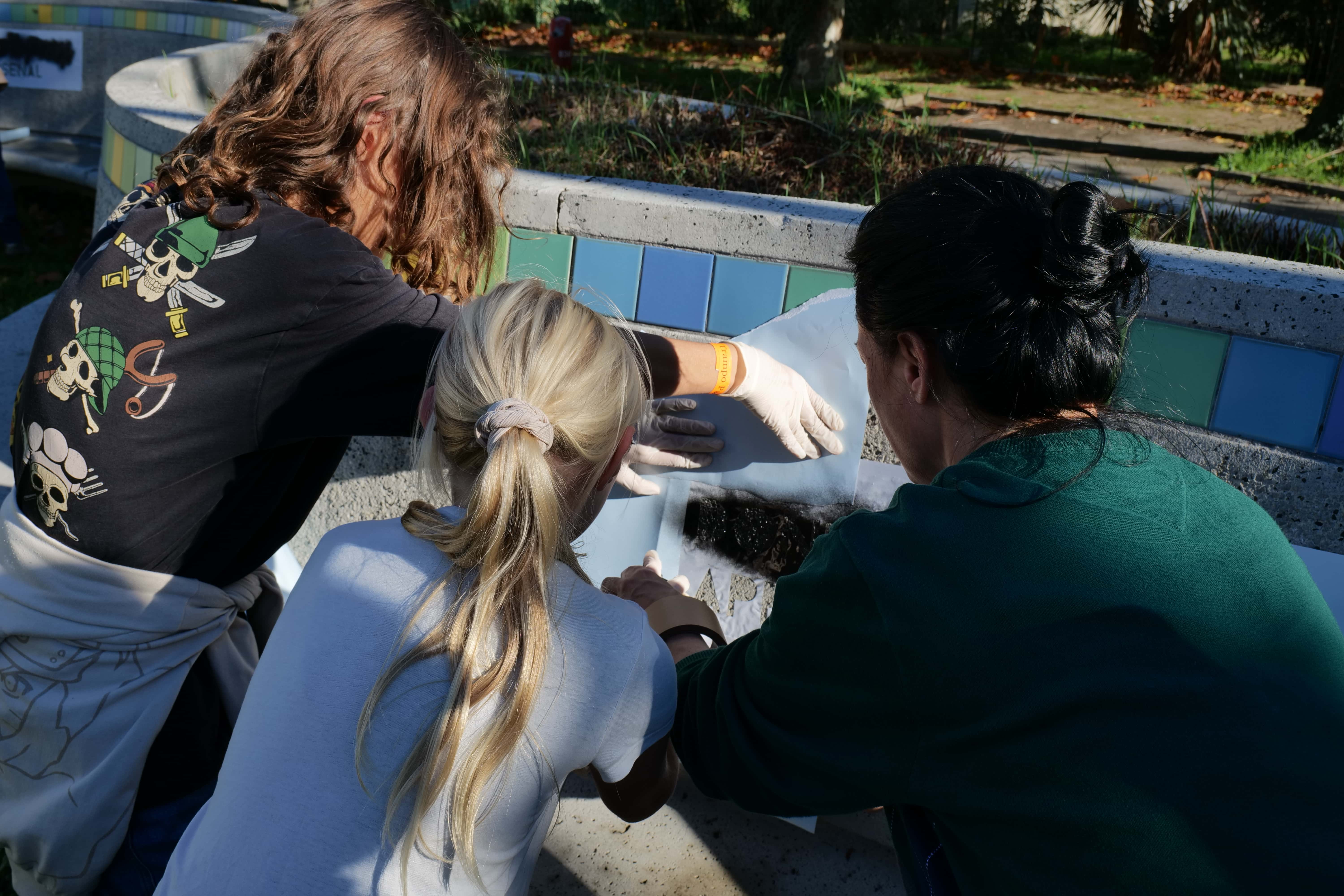 Des phrases, poétiques ou revendicatives, étaient aposées sur le banc en S de la Viscose.