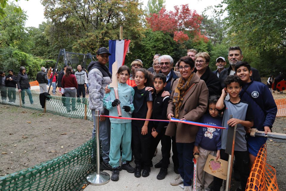 La maire Amandine Demore, le vice-président de la Métropole Renzo Sulli et les élu-es ont inauguré l'aire de jeux du Maine entouré-es d'enfants plus qu'enthousiastes.