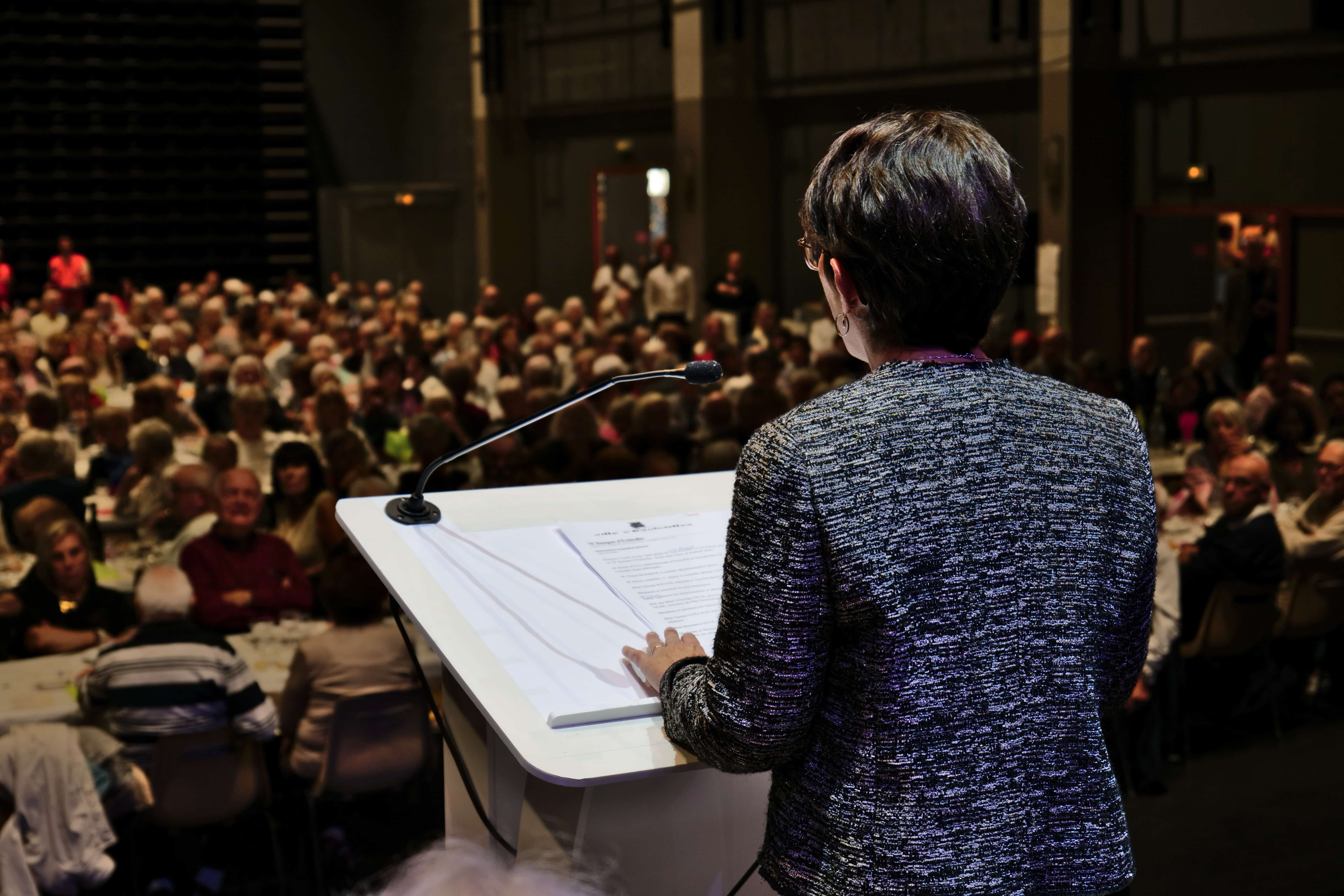 Amandine Demore s'adressait aux convives en les remerciant de leur présence assidue au Banquet.