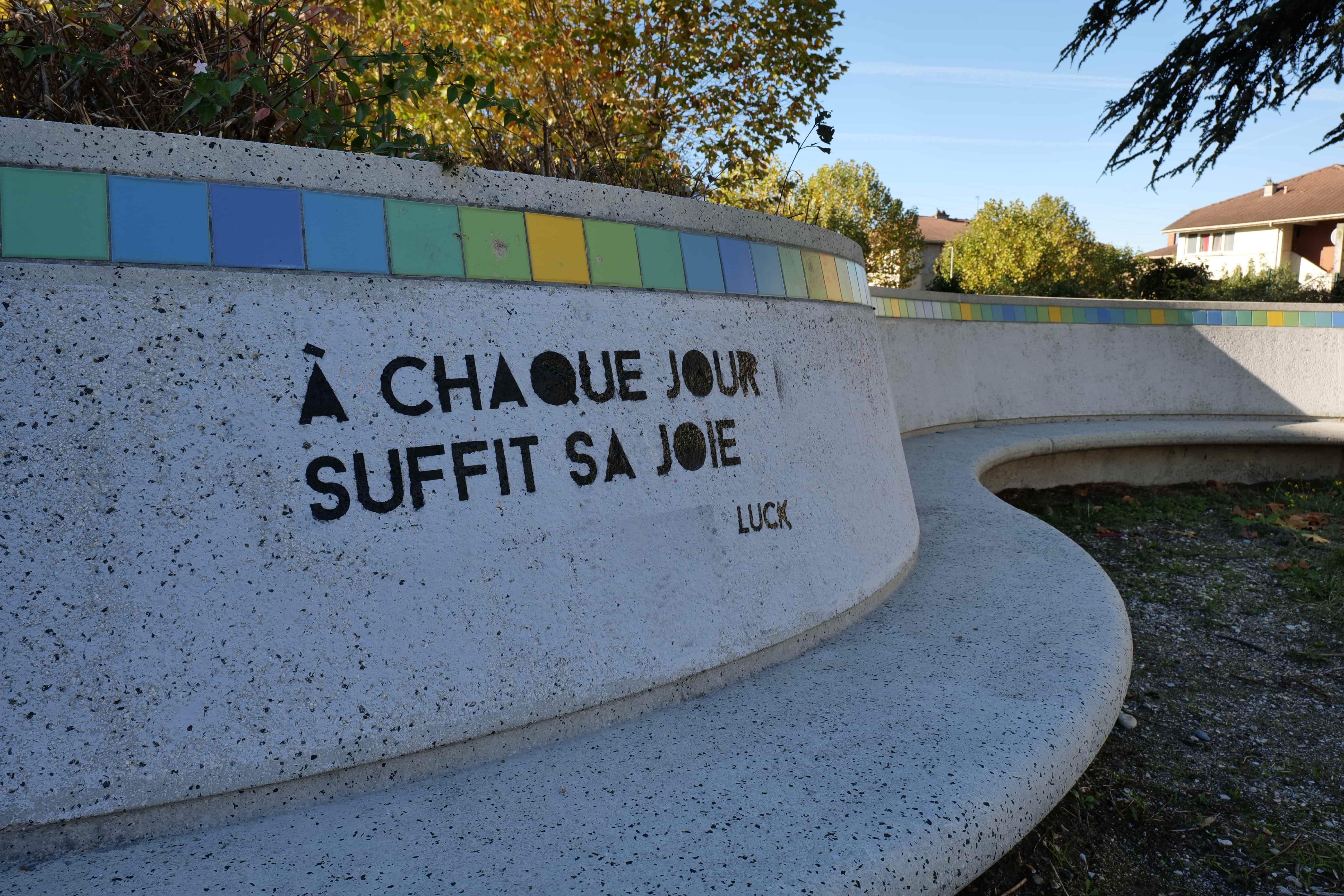 Des phrases, poétiques ou revendicatives, étaient aposées sur le banc en S de la Viscose.