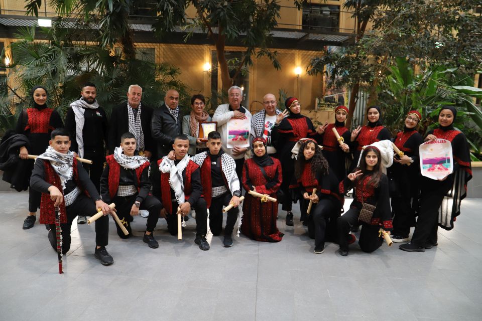 Reçus en mairie par la maire Amandine Demore et l'adjoint aux relations internationales Zaïm Bouhafs, les jeunes du camps de réfugiés d'Askar ont pu témoigner de leur quotidien terrible, et leur reconnaissance envers Echirolles pour le soutien important qu'elle leur apporte.