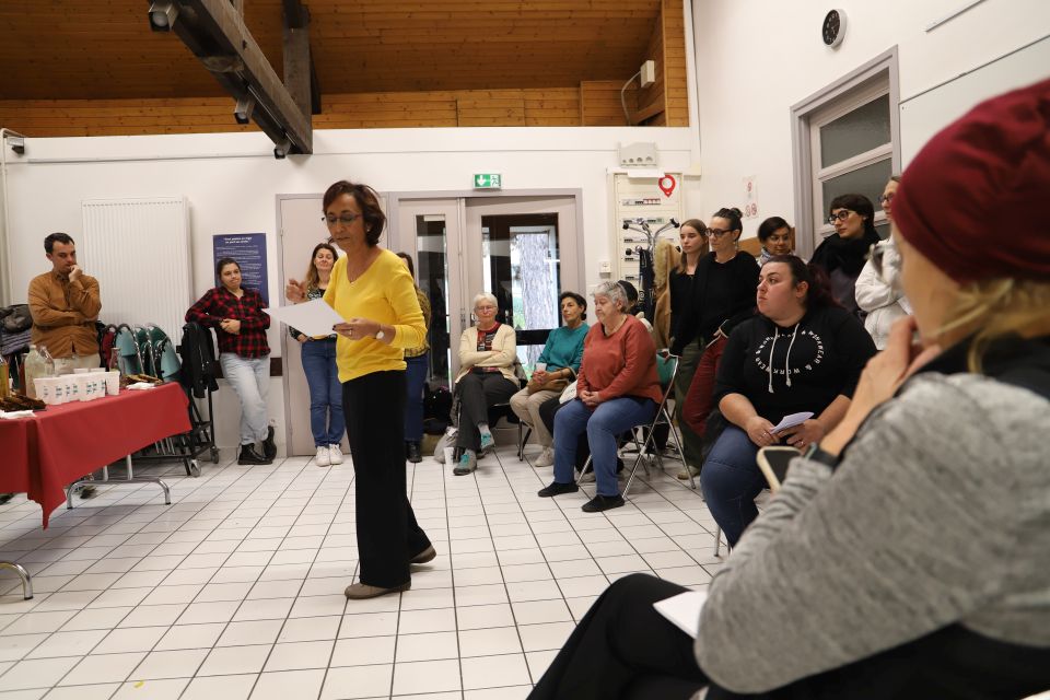 Des habitant-es ont donné lecture des émouvants témoignages recueillis par l'écrivaine Liliane Bonjean auprès de personnes concernées par le non-renouvellement de leur titre de séjour. 