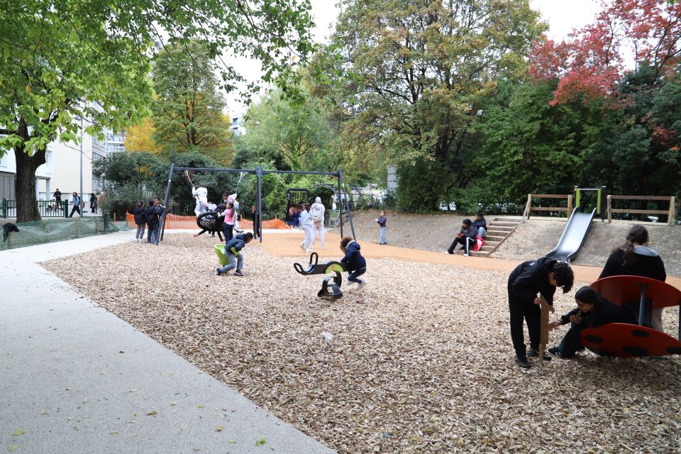 Les enfants ont pris possession, et adopté, l'aire de jeux bien avant son inauguration ! 