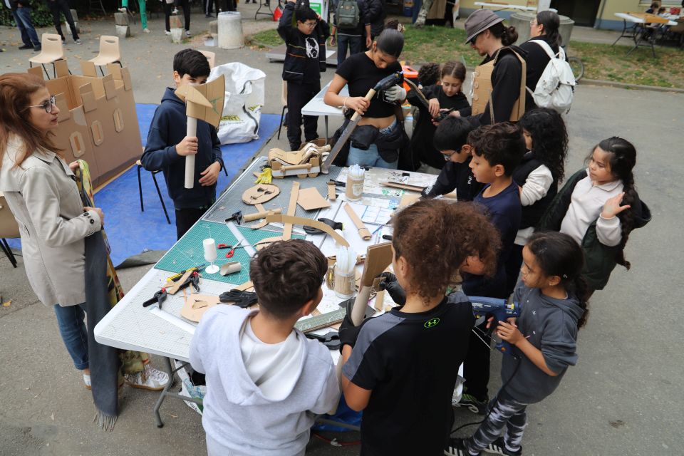 Parmi les nombreuses activités proposées dans la cadre de la Faite de la place, celui de confection d'objets en carton a fait un tabac auprès des plus jeunes !