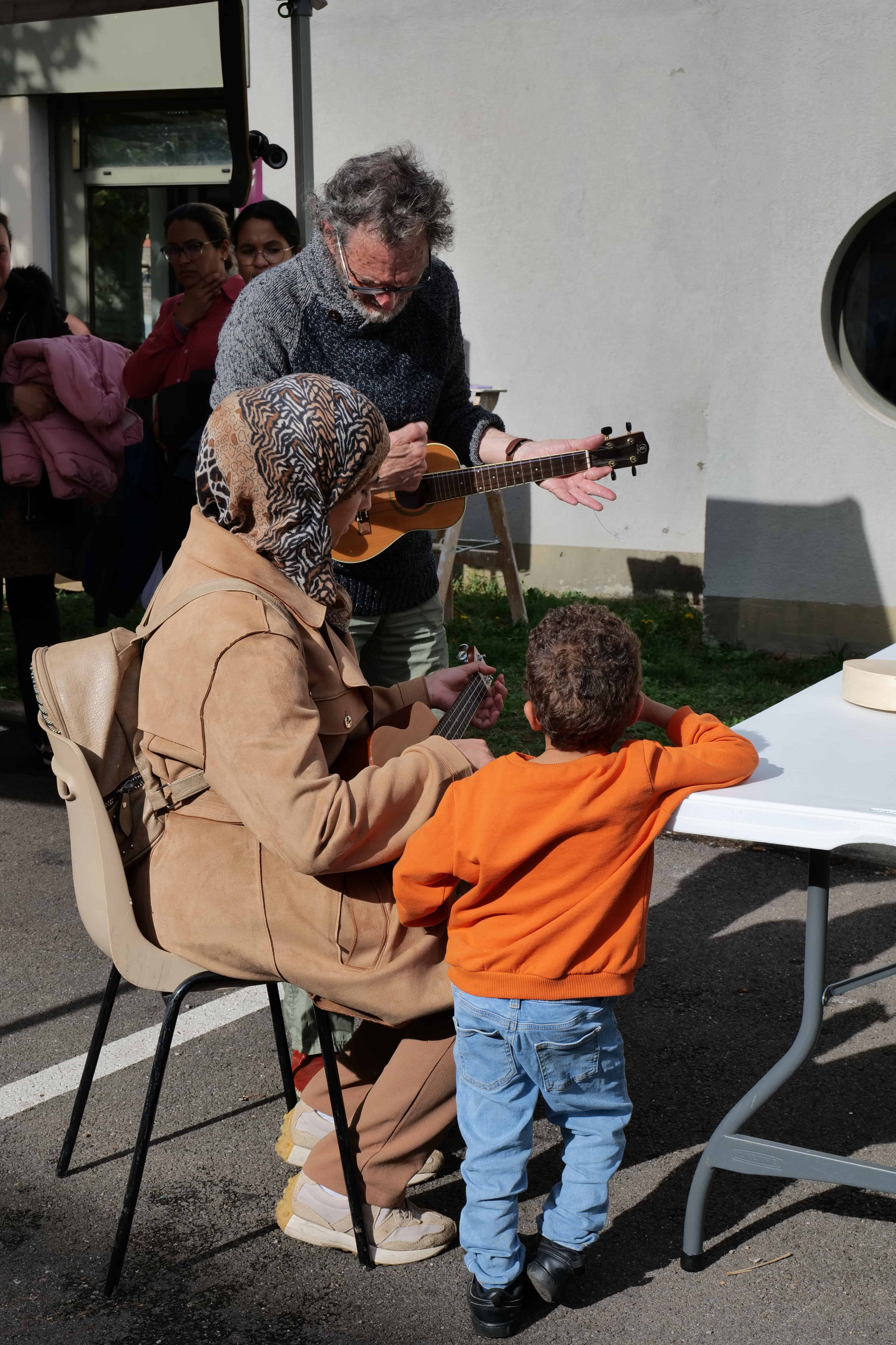 Jacques a bénéficié d'un chantier solidaire chez lui, et donnait avec plaisir des initiations au ukulélé.