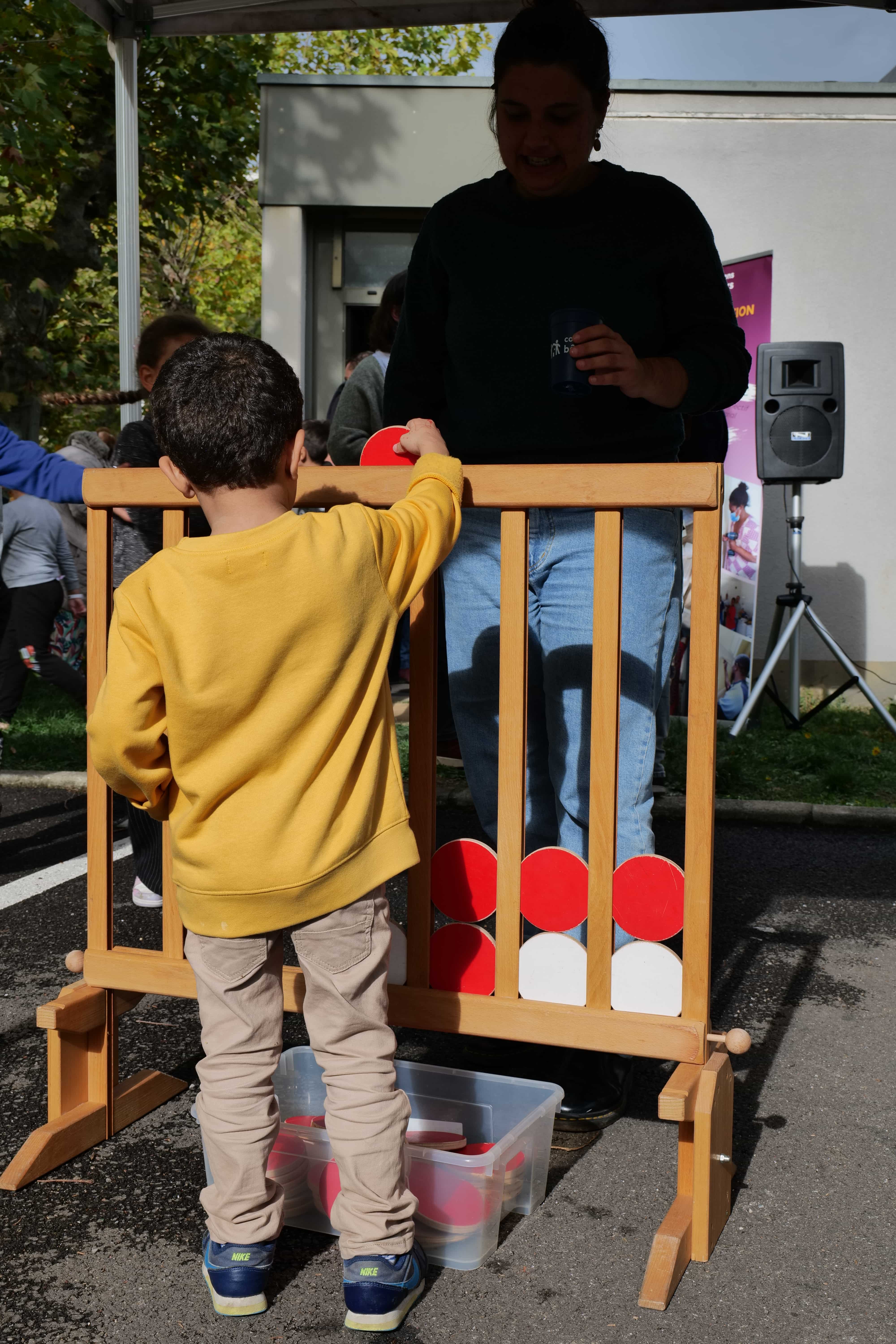 Des grands jeux en bois permettaient de s'amuser en famille.