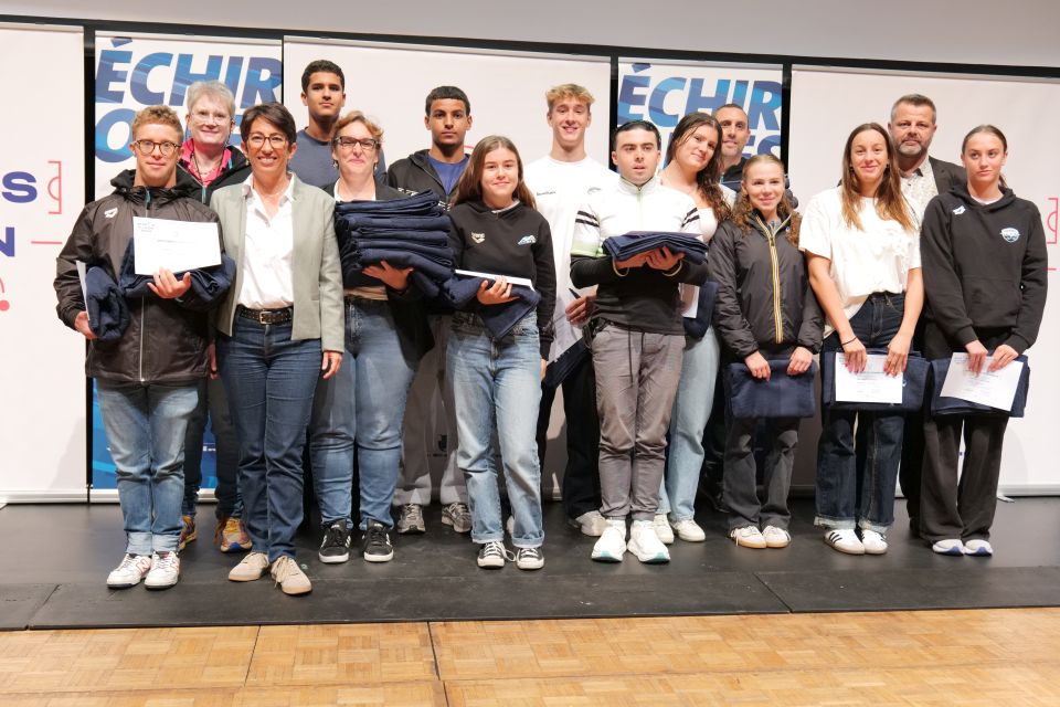 300 athlètes se sont succédé sur la scène de La Rampe, à l'image de l'ALESA et du Grenoble'Alp 38, pour recevoir leur diplôme des mains de la maire Amandine Demore et des élu-e, Pierre Labriet, premier adjoint au sport, et Cédric Brest, conseiller municipal chargé de la relation aux clubs.