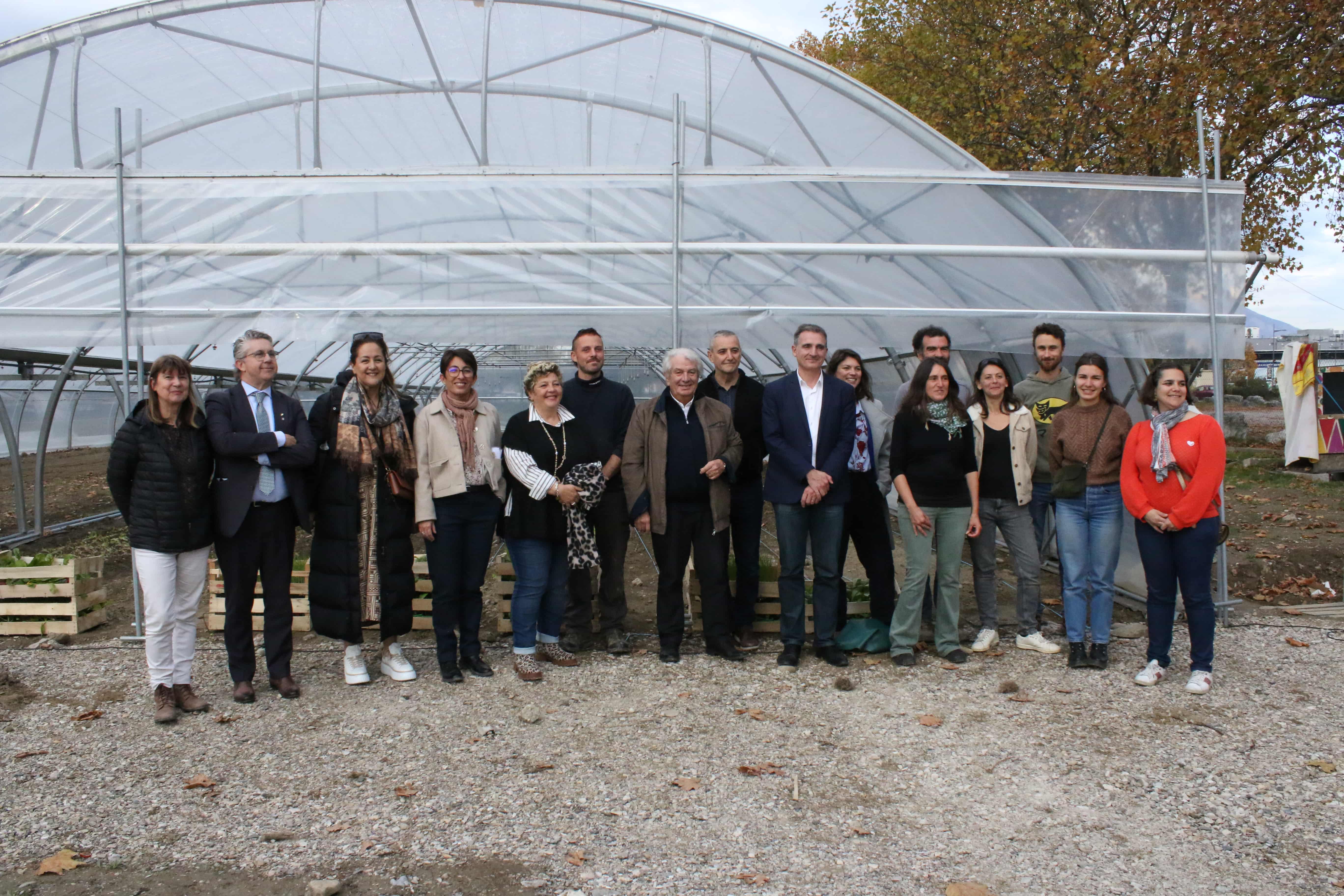 Les élus des trois territoires de Grenoble, Eybens et Échirolles, ainsi que de la Métropole, sont venus présenter la ferme, en compagnie des salariés de la SCIC.