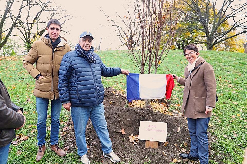 Guillaume Huguet, directeur d'EVD, Rabah Boulebsol, président de Sport 10, et Amandine Demore, maire d’Échirolles ont dévoilé la pancarte du premier des 50 arbres planté à la Frange Verte, joliment prénommé L'Echirolloise.