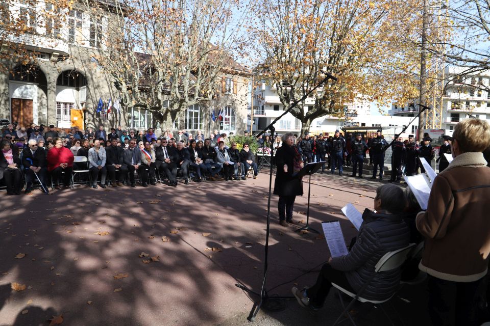 La cérémonie du 107e anniversaire de la signature de l'Armistice de la "Grande Guerre" a été particulièrement suivi, avec notamment des lectures de lettres de Poilus et le chant de la Chorale de l'amitié du SIM Jean-Wièner. 
