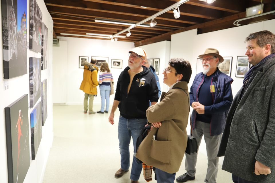 Dans les couloirs des Moulins, l'image se fabrique entre l’œuvre de l'artiste, et l’œil du visiteur, comme ici ceux de la maire Amandine Demore et de l'adjoint Aurélien Farge, sous la conduite du photographe Ambre et du président de Reg'Arts, Christian Bouvier. 