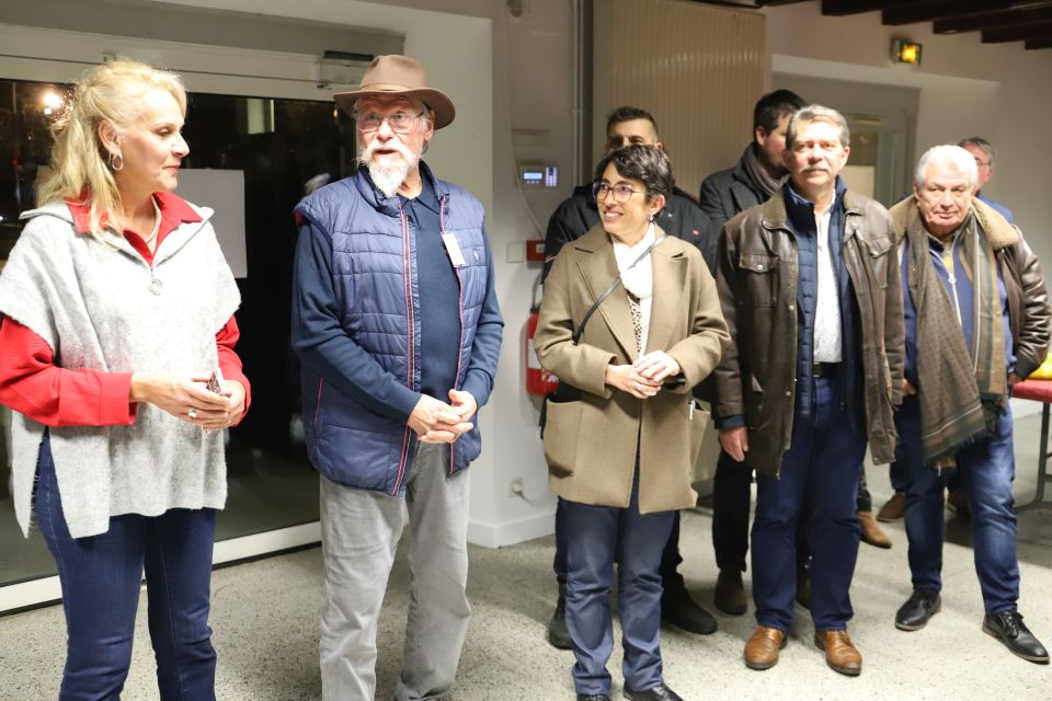 L’association Reg'Arts a convié cette année la compagnie Kaléidoscope de théâtre de Laurence Grattaroly (à gauche) à exposer plus de 30 années d'histoire en photos et en costumes. Un beau partenariat.