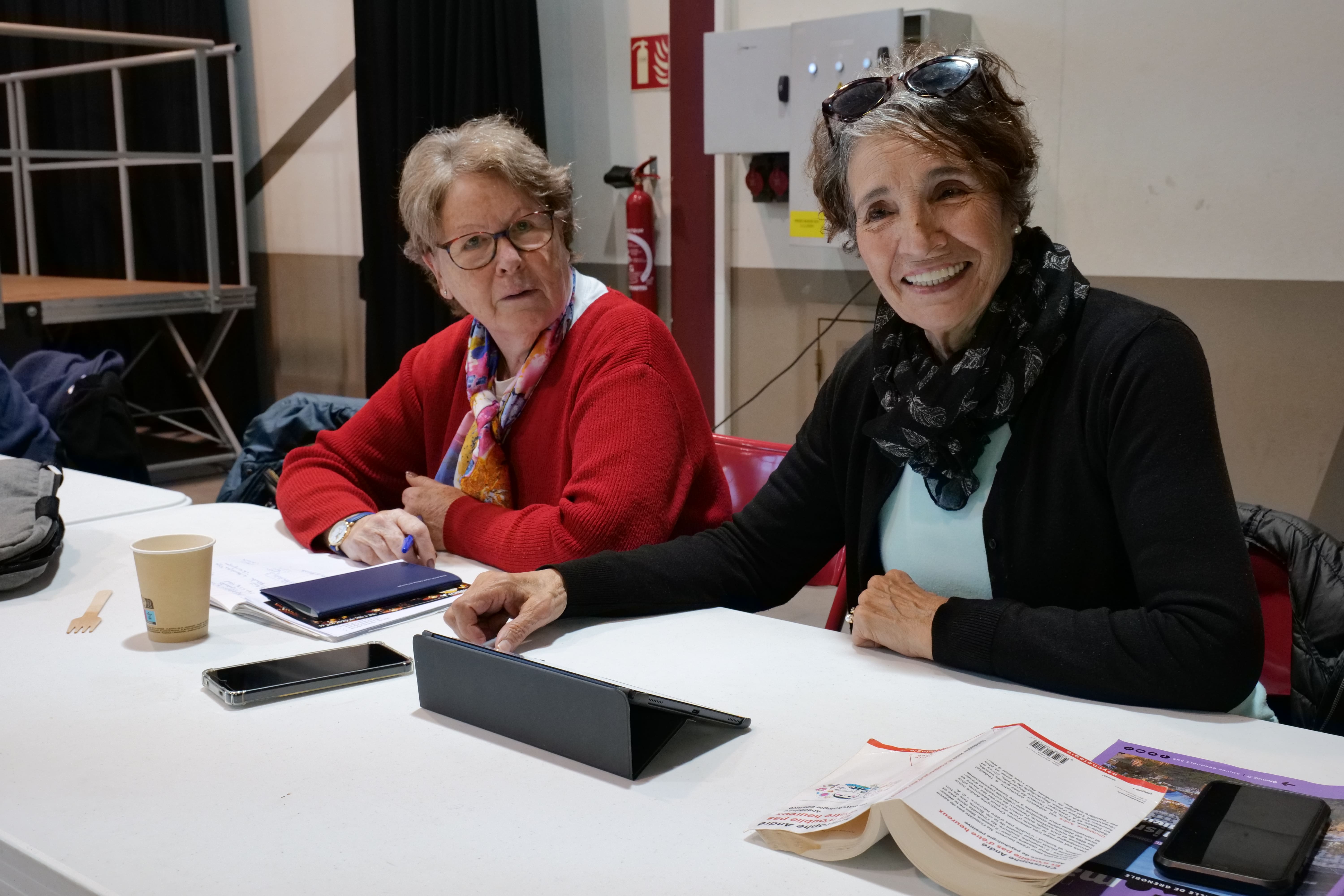 Les bénévoles de l'association Le sang pour tous accueillent les donneurs et assurent la logistique.