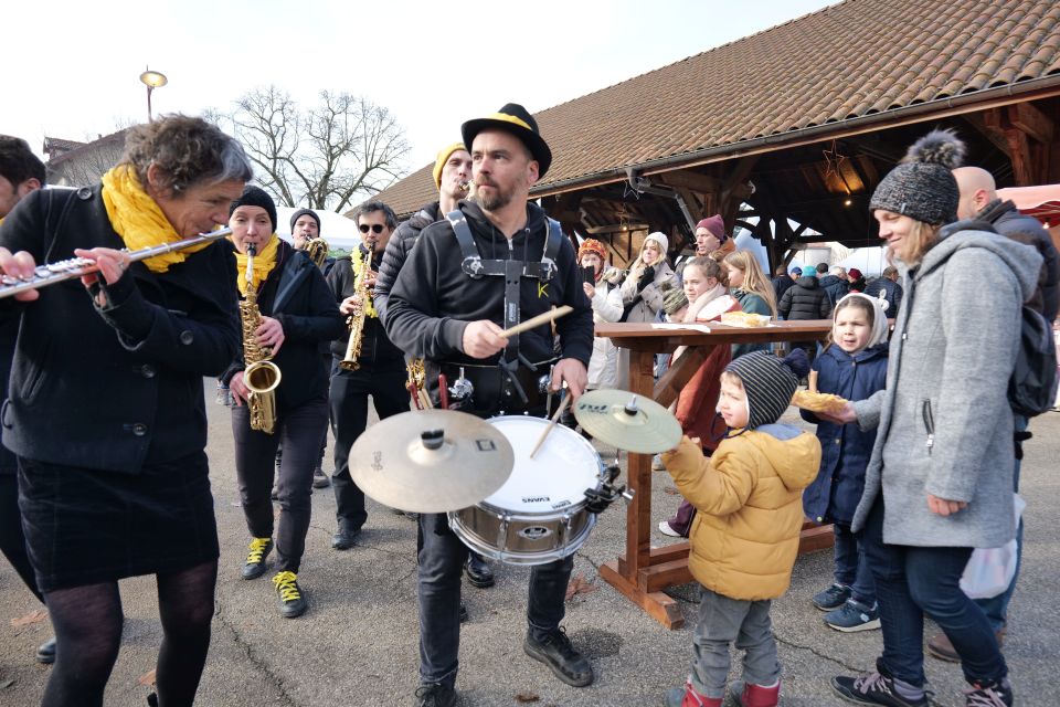 La maire et les élu-es ont parcouru les allées du Marché avec plaisir et gourmandise aux côtés de la présidente de l'AVVE, Jocelyne Souda, tandis que les fanfares faisaient le bonheur des grands et des petits.