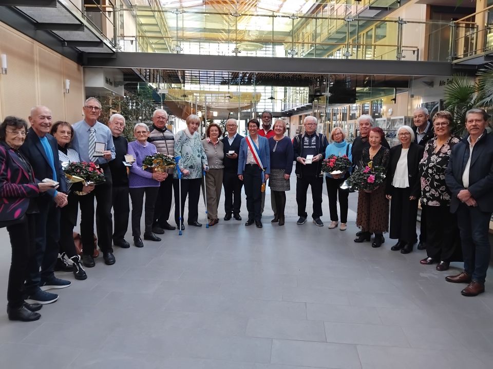 Photo souvenirs dans le hall de l'hôtel de ville pour les neuf couples réunis ce samedi. Nul doute qu'elle trouvera place dans le grand album de leur vie à deux ! 