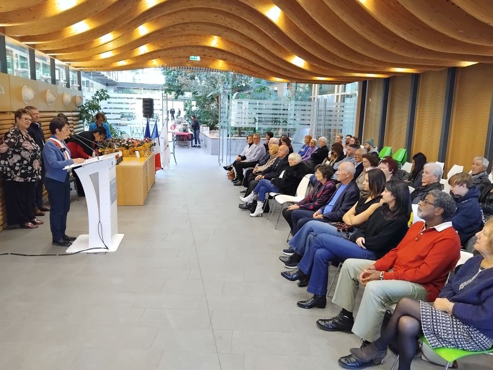 La maire Amandine Demore, et les élu-es Sylvette Rochas et Daniel Bessiron, ont chaleureusement accueilli les couples et leurs proches, avant de leur remettre la médaille de la Ville et un beau bouquet de fleurs.