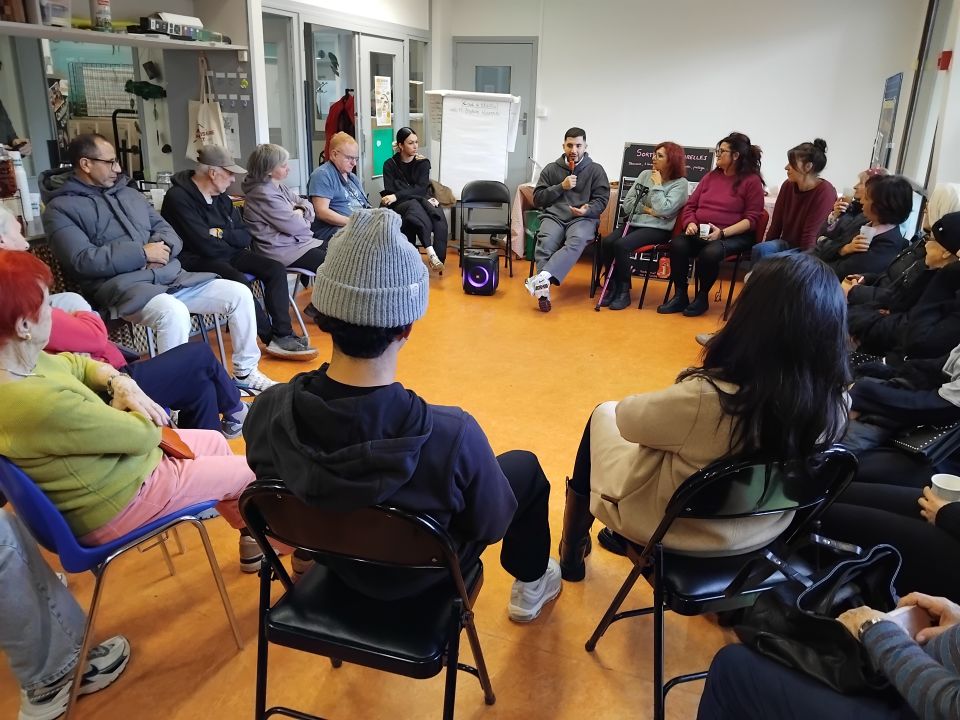 Le comédien échirollois Brahim Koutari, micro en mains, a présenté le projet d'atelier aux habitant-es, particulièrement intéressés, lors de la rencontre à la MDH Essarts-Surieux. 