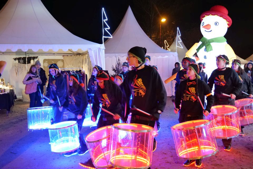 Les tout-petits ont profité des animations qui leur étaient offertes, comme la régressive pêche aux canards dans le bassin de la fontaine, mais aussi des animations musicales, comme celle, lumineuse et sonore, de la BatukaVI.       