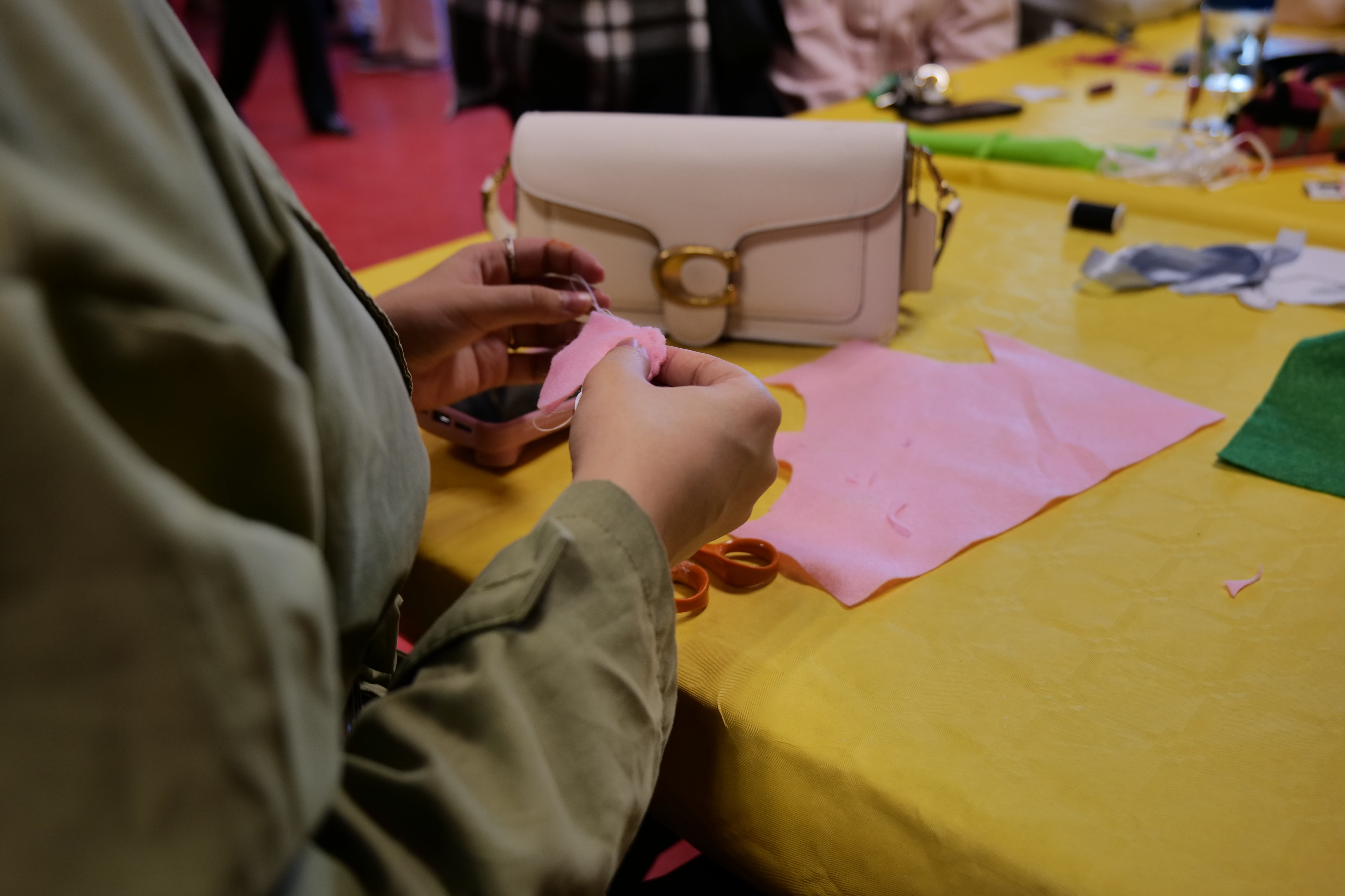 Maud apprenait la couture aux jeunes présents sur son stand.