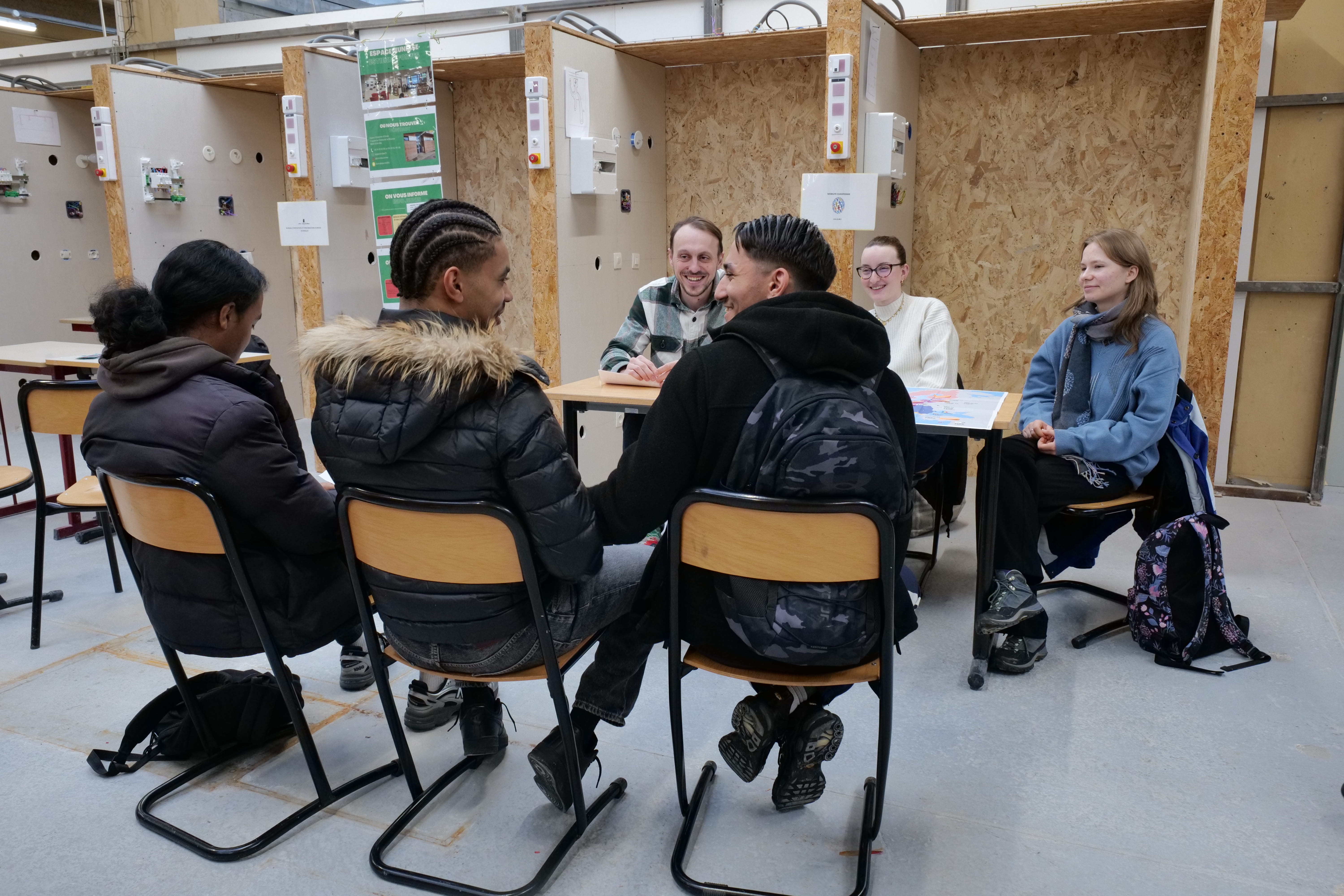 Les lycéens pouvaient varier les rencontres en petits groupes lors d'ateliers avec des entreprises ou structures dédiées à la jeunesse.