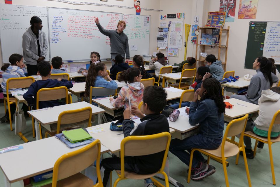 Les élèves de CE2 de la classe d'Hélène Stoffler jouent avec les mots avec la complicité de Jimmy et de son acolyte , de l'association Expression, pour réaliser le slam qu'ils enregistreront pour la fête du 4 juin. 