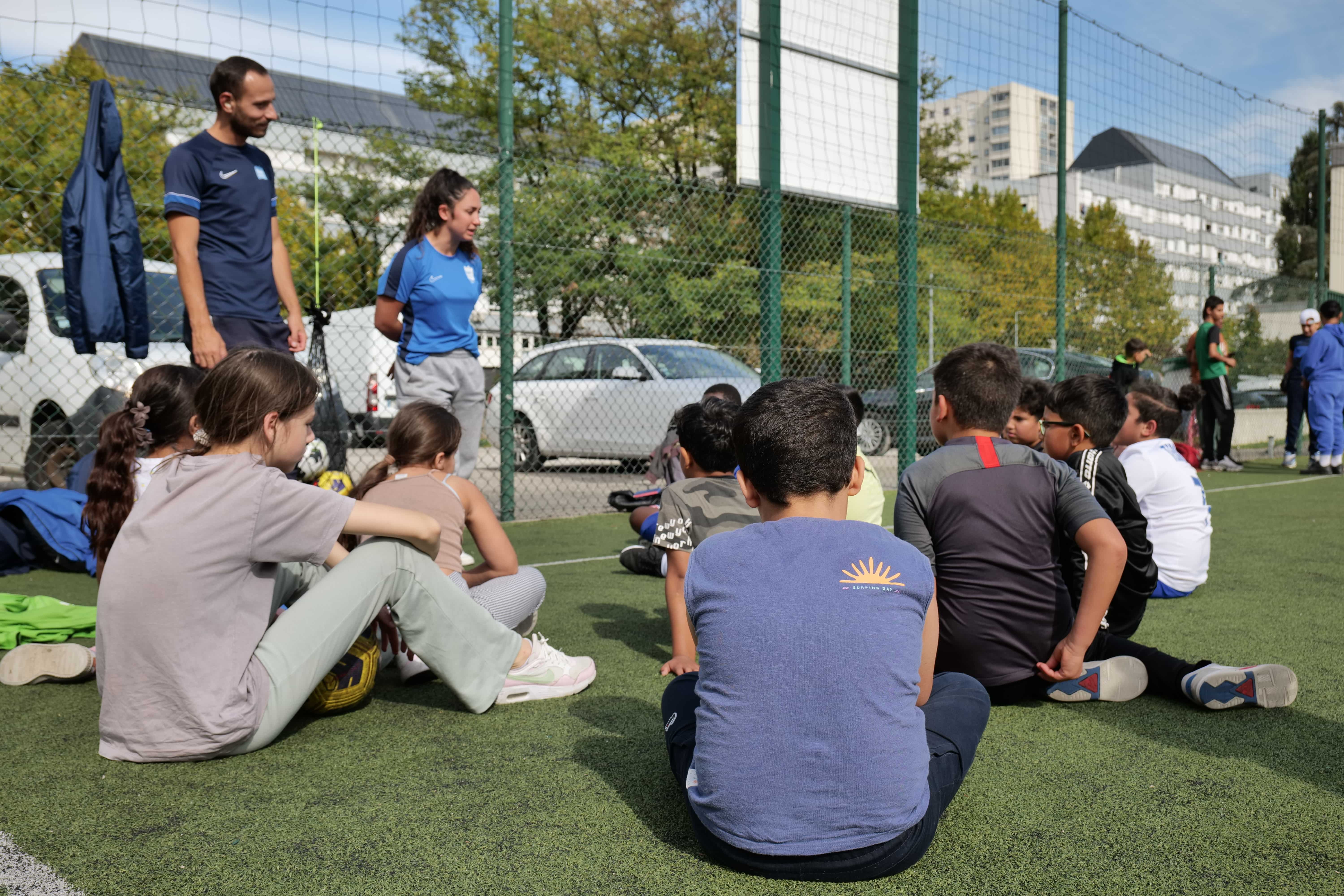 Des séances de football sont proposées gratuitement par classe d'âge sur le terrain allée du Berry.