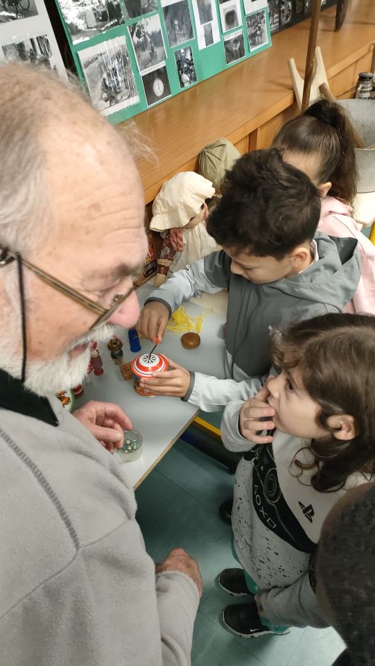 Des résident-es de la Résidence autonomie Maurice-Thorez ont rendu visite aux élèves de CE2 pour échanger sur leurs vies, leurs histoires et leur jeux. Un temps de partage très apprécié, de part et d'autre...