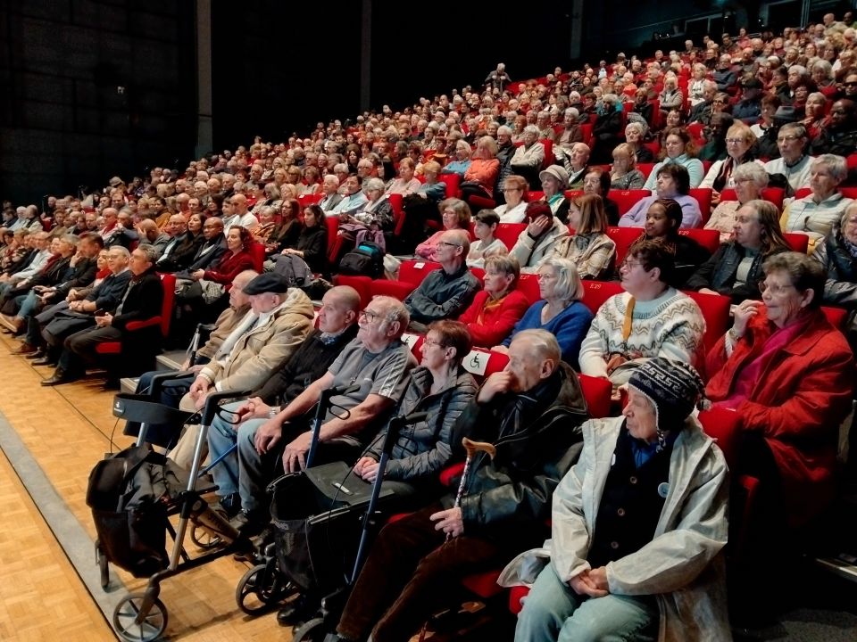 La maire Amandine Demore, entourée de ses adjoint-es, a adressé ses vœux pour cette nouvelle année aux participant-es à cette cérémonie venus nombreux garnir les sièges de La Rampe en ce dimanche matin.