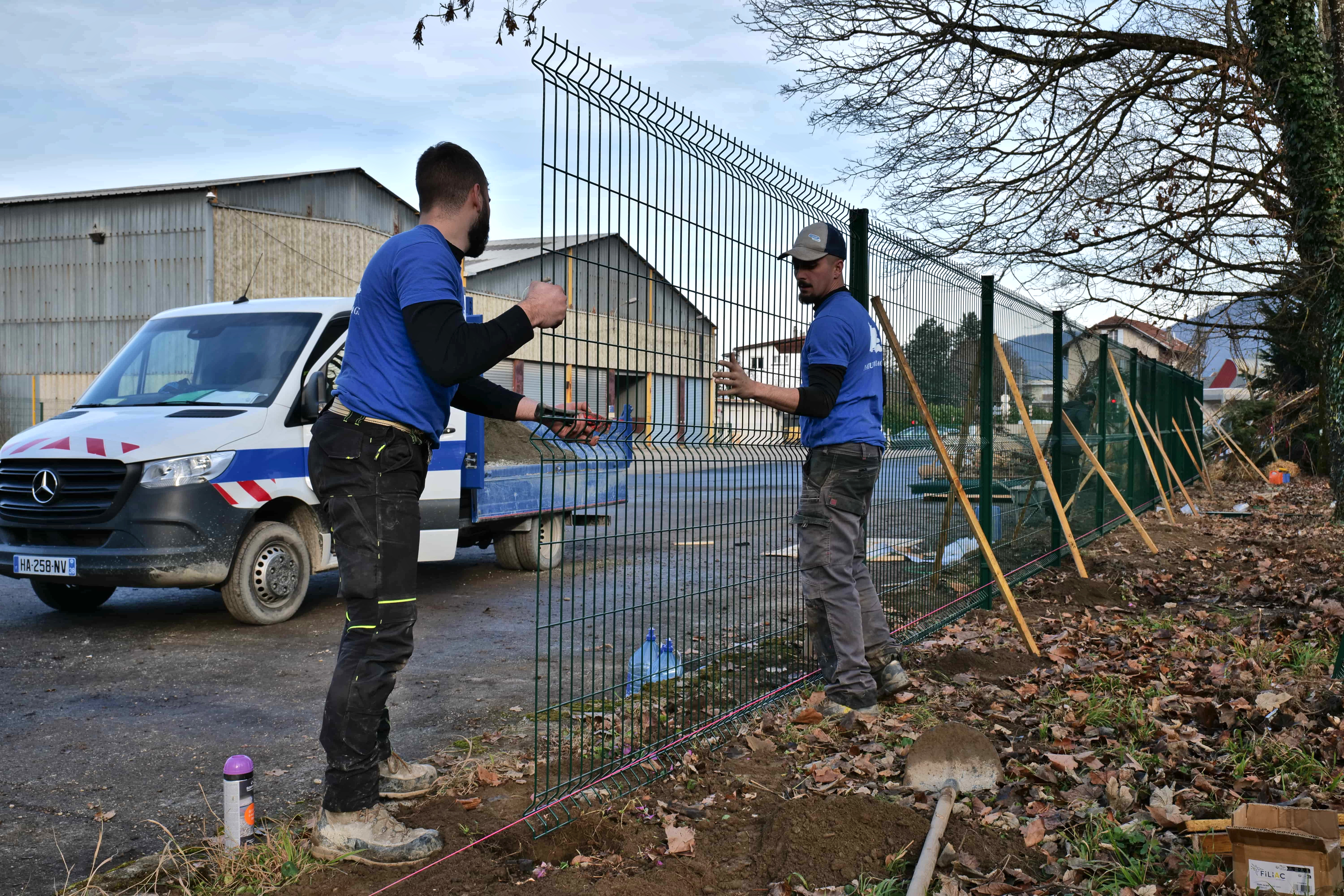 Les grillages ont été déplacés de manière à donner plus d'espace à la végétation.