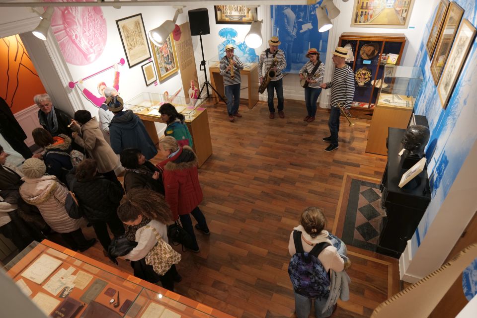Les commissaires d'exposition du collectif Karst Kultur, Antoine Musy et Justine Decool, ici aux côtés de la maire Amandine Demore et du président du TRACé Aurélien Farge, ont imaginé des espaces plus denses au rez-de-chaussée, à l'image du "bureau" de Géo-Charles, pour resituer le lieu, la bâtisse, le personnage et leur histoire. 
