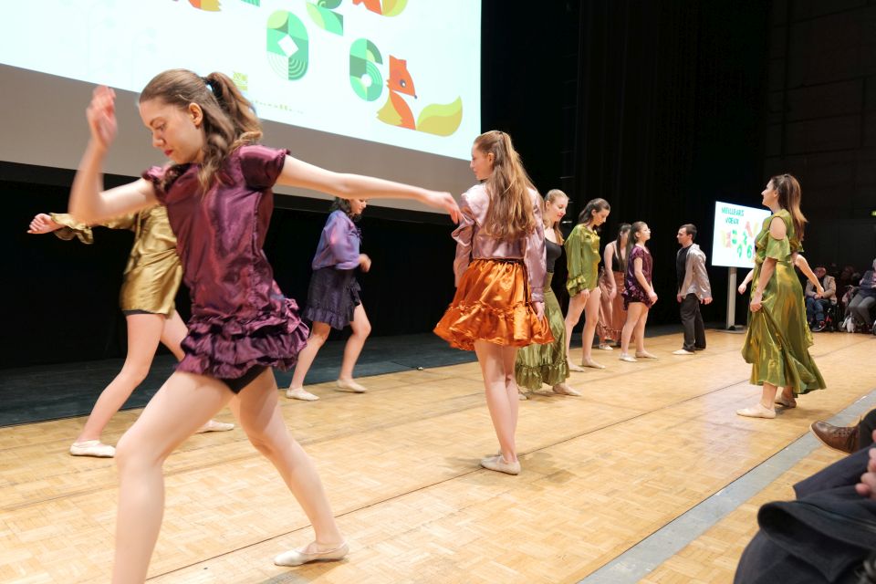 Les danseur-ses des Ateliers de la danse et du groupe de lecture à vox haute de la Maison des Écrits ont brillamment animé la première partie de la cérémonie. 