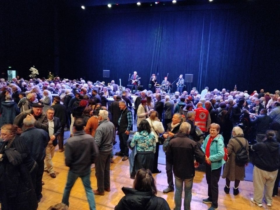 La matinée s'est achevée, comme à l'accoutumé, par un buffet partagé au son du groupe des Rock mitaine.