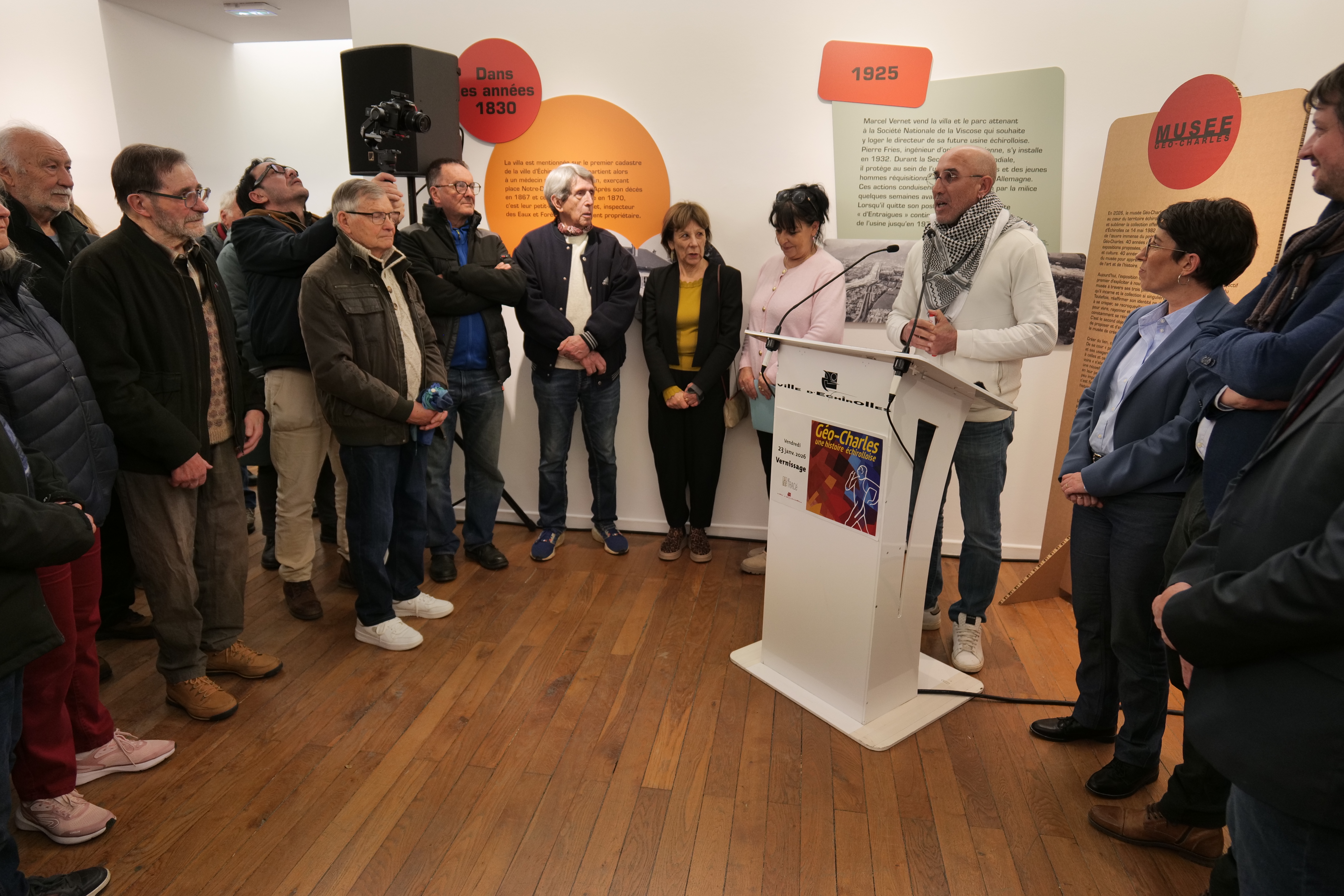Le vernissage de la nouvelle exposition, qui a rassemblé plus de 200 personnes, était placé sous le signe des retrouvailles entre les "grands anciens", et des "bulles de poésie", comme ici avec le slameur Kifftout.