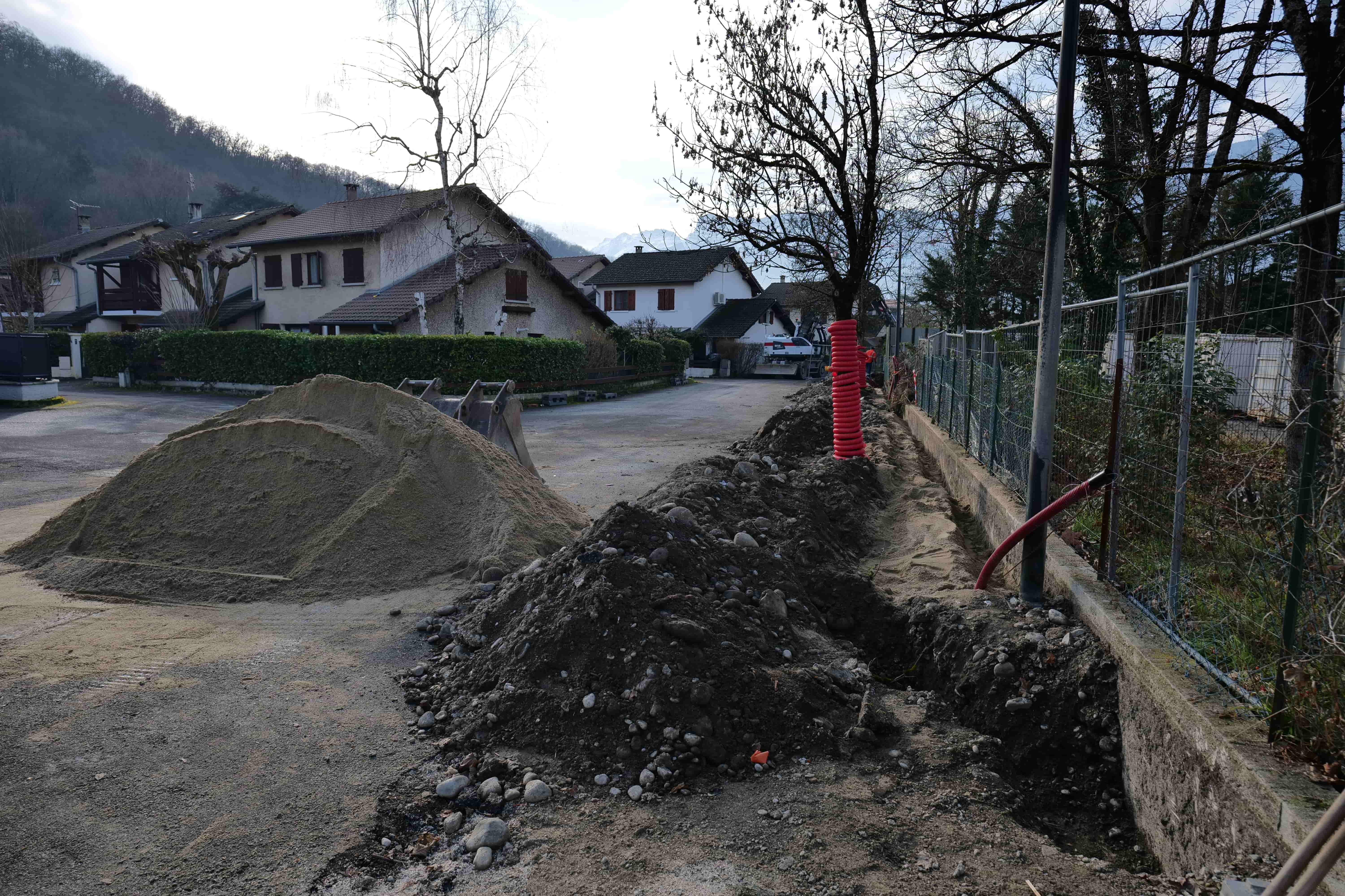 Les représentant-es de la copropriété Môquet-Templiers ont alors proposé à la Ville d'agrandir la servitude existante de 50 cm pour permettre la création d’un cheminement piéton en stabilisé plus confortable