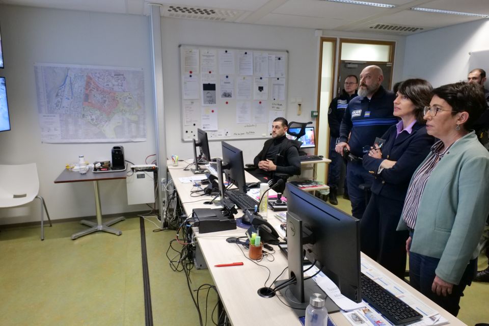 La préfète de l'Isère, Catherine Séguin, a débuté sa tournée des services publics de permanence le soir de la Saint-Sylvetre, par la police municipale d'Echirolles. Le Centre de supervision urbaine (CSU) a notamment retenu son attention.