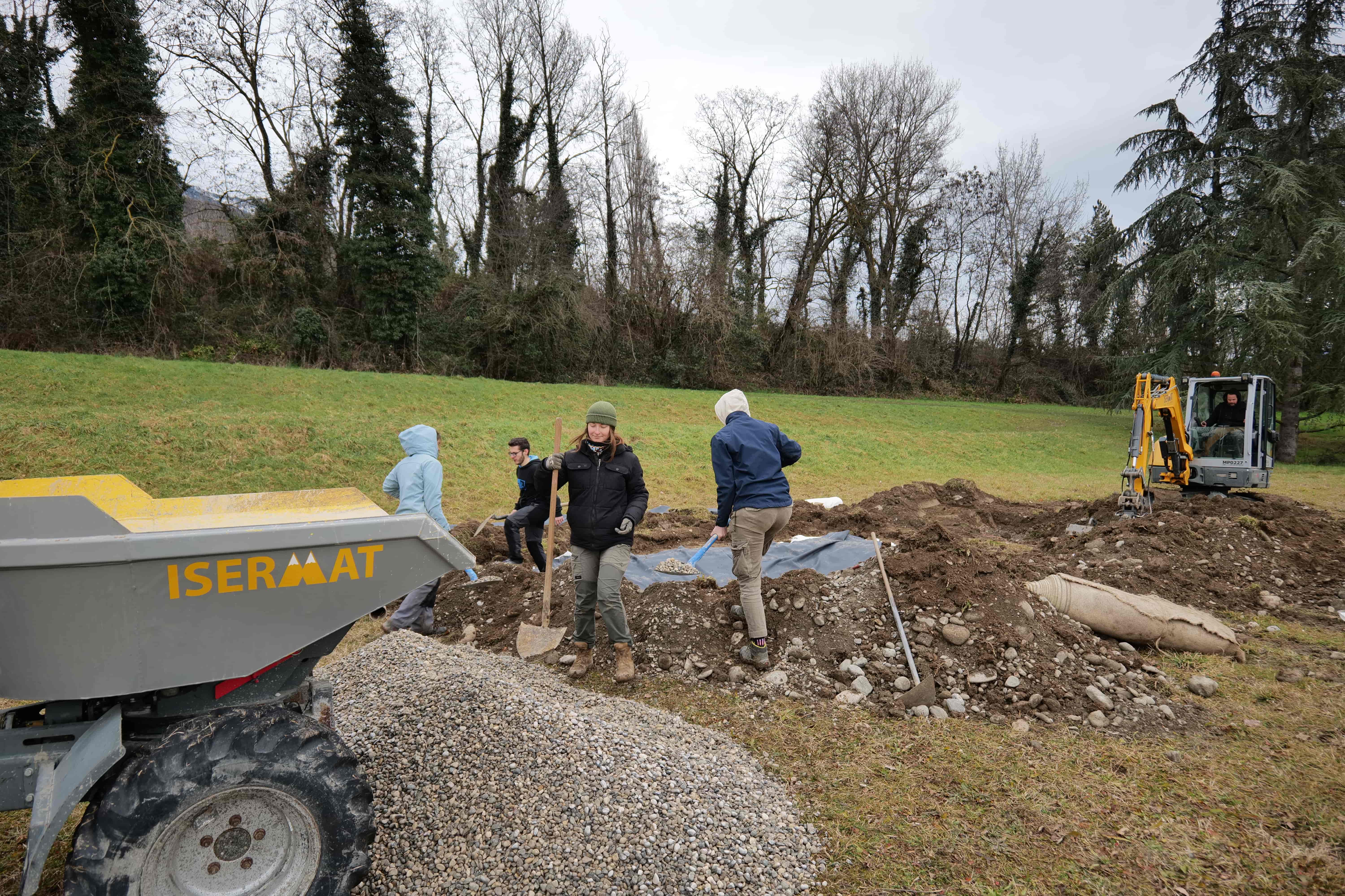 Une nouvelle mare a été créée au parc Ouest, pour favoriser la biodiversité, notamment le crapaud calamite.