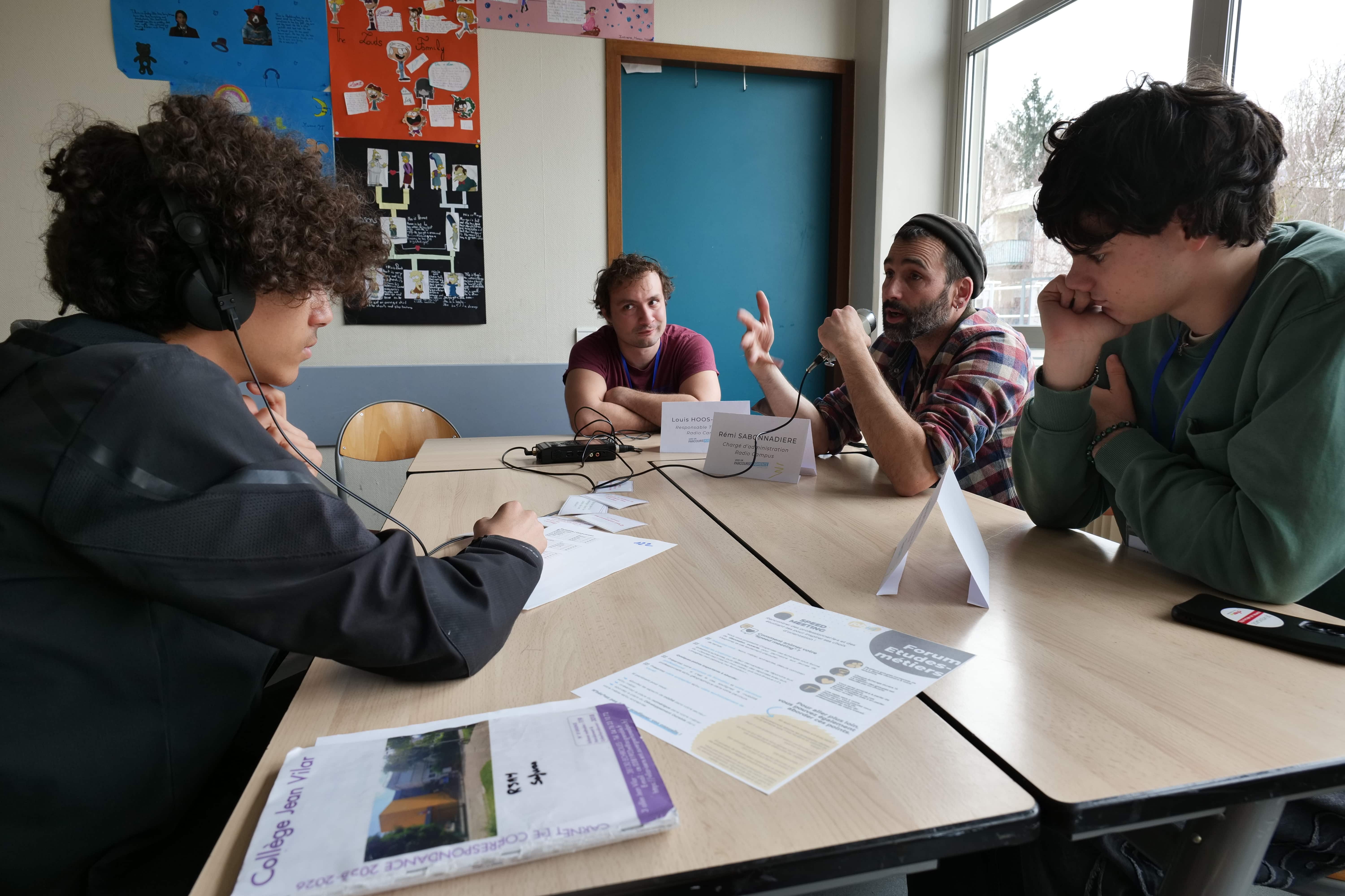 Les professionnels répondaient aux questions des élèves.