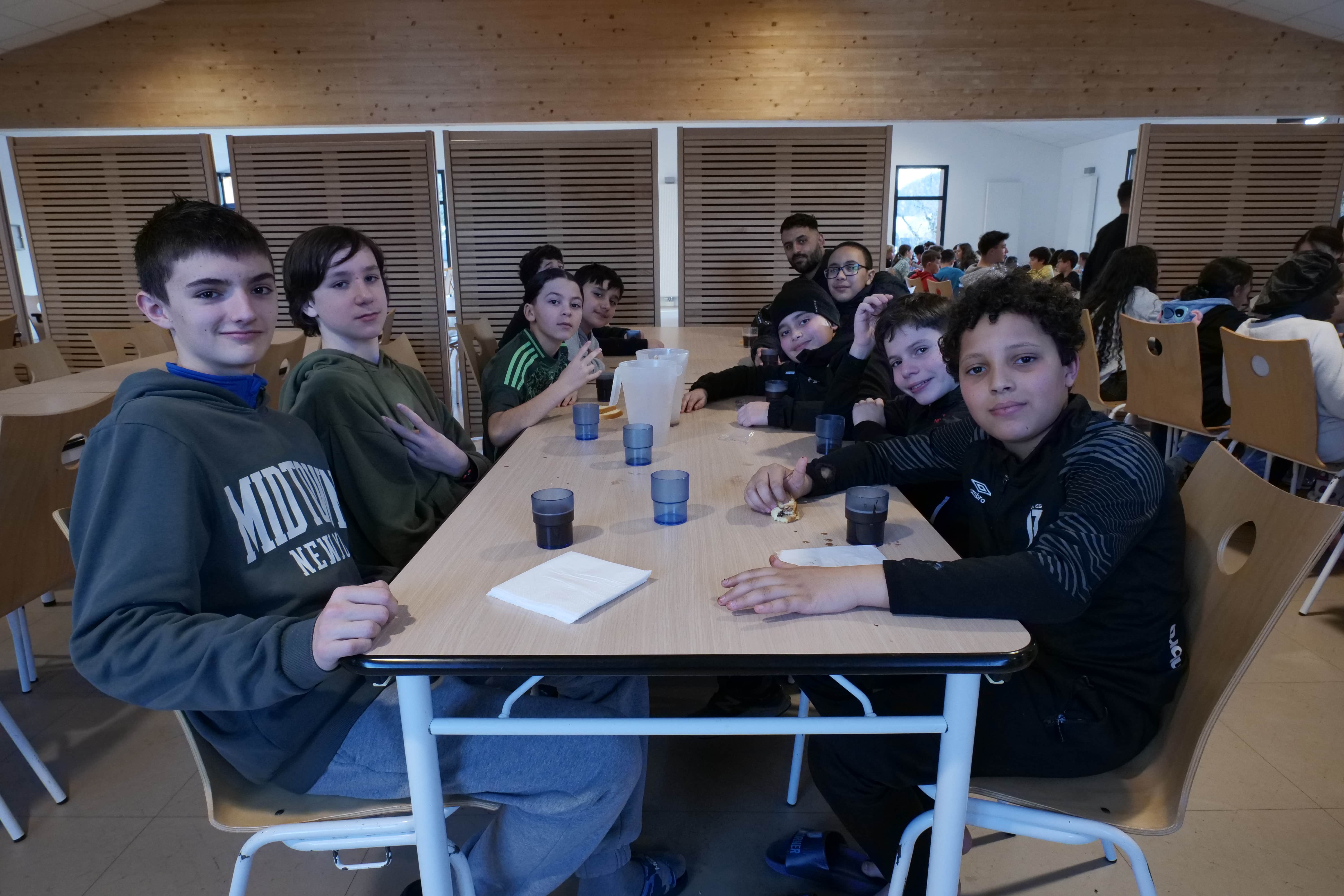 Les repas pris en commun avec d'autres centres de loisirs de France, l'occasion de rigoler entre copains.