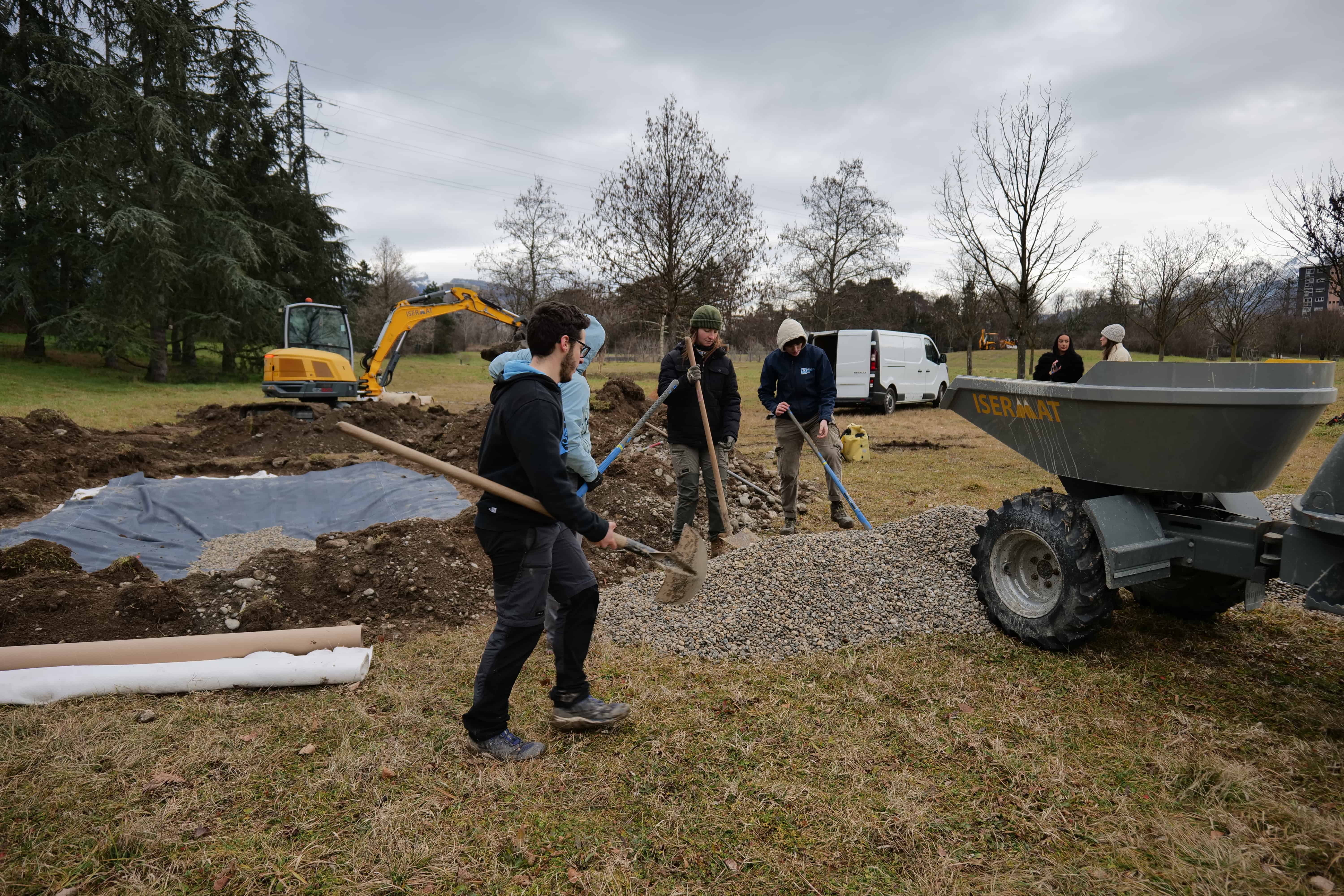 Une nouvelle mare a été créée au parc Ouest, pour favoriser la biodiversité, notamment le crapaud calamite.