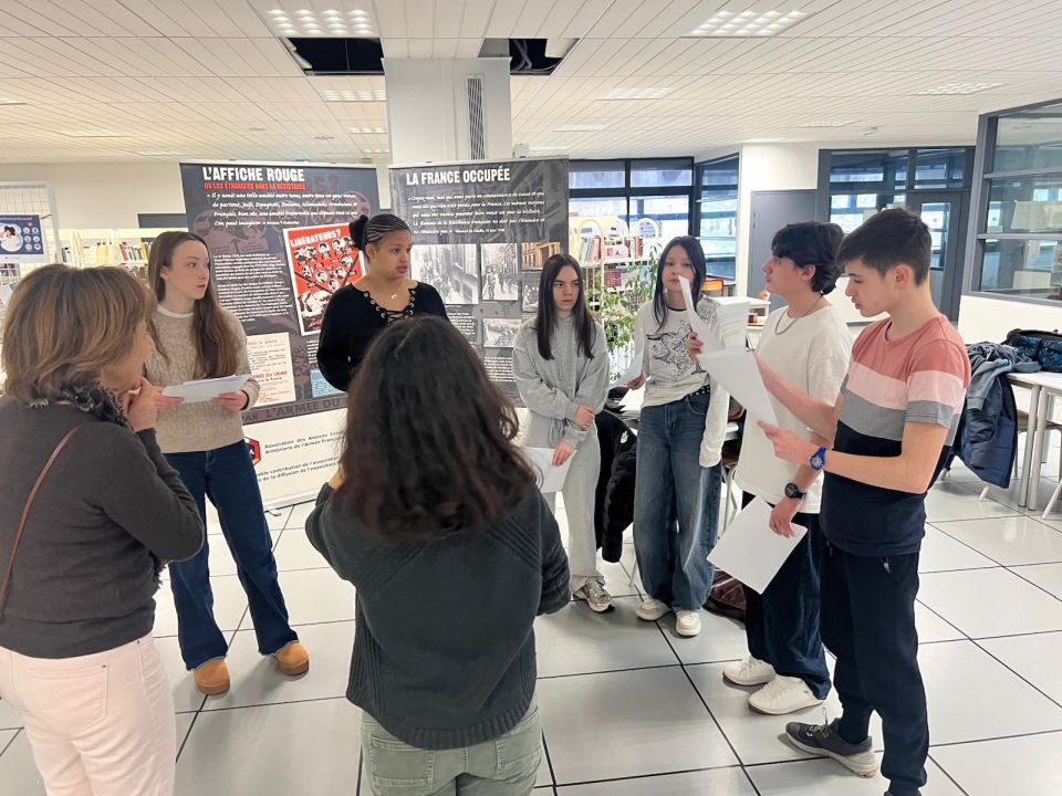 Un groupe d'élèves de seconde du lycée Marie-Curie prépare des textes sur l'Affiche rouge, en présence de l'adjointe au travail de mémoire, Jacqueline Madrennes. Ils seront lus lors de la cérémonie du 22 février.