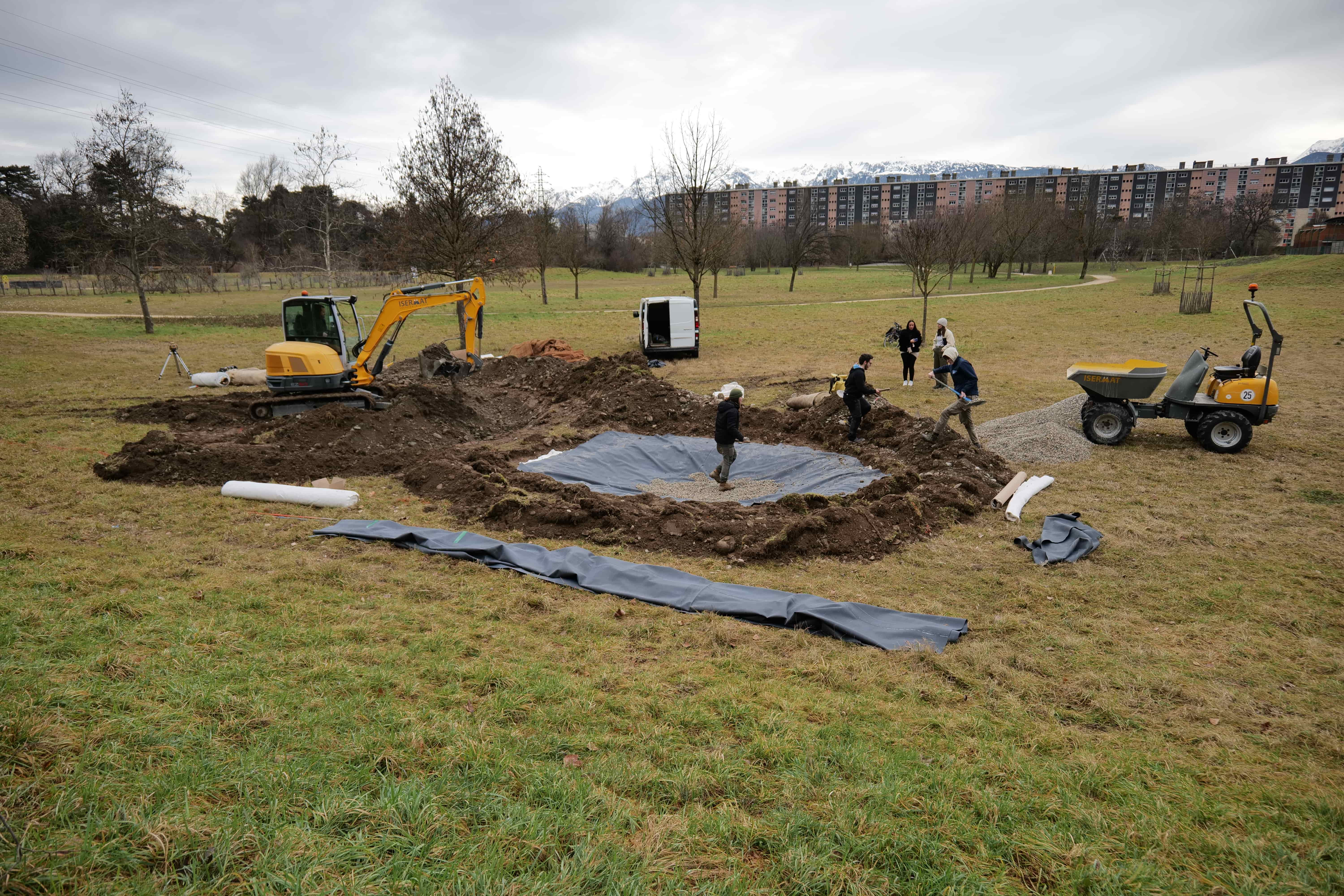 Une nouvelle mare a été créée au parc Ouest, pour favoriser la biodiversité, notamment le crapaud calamite.