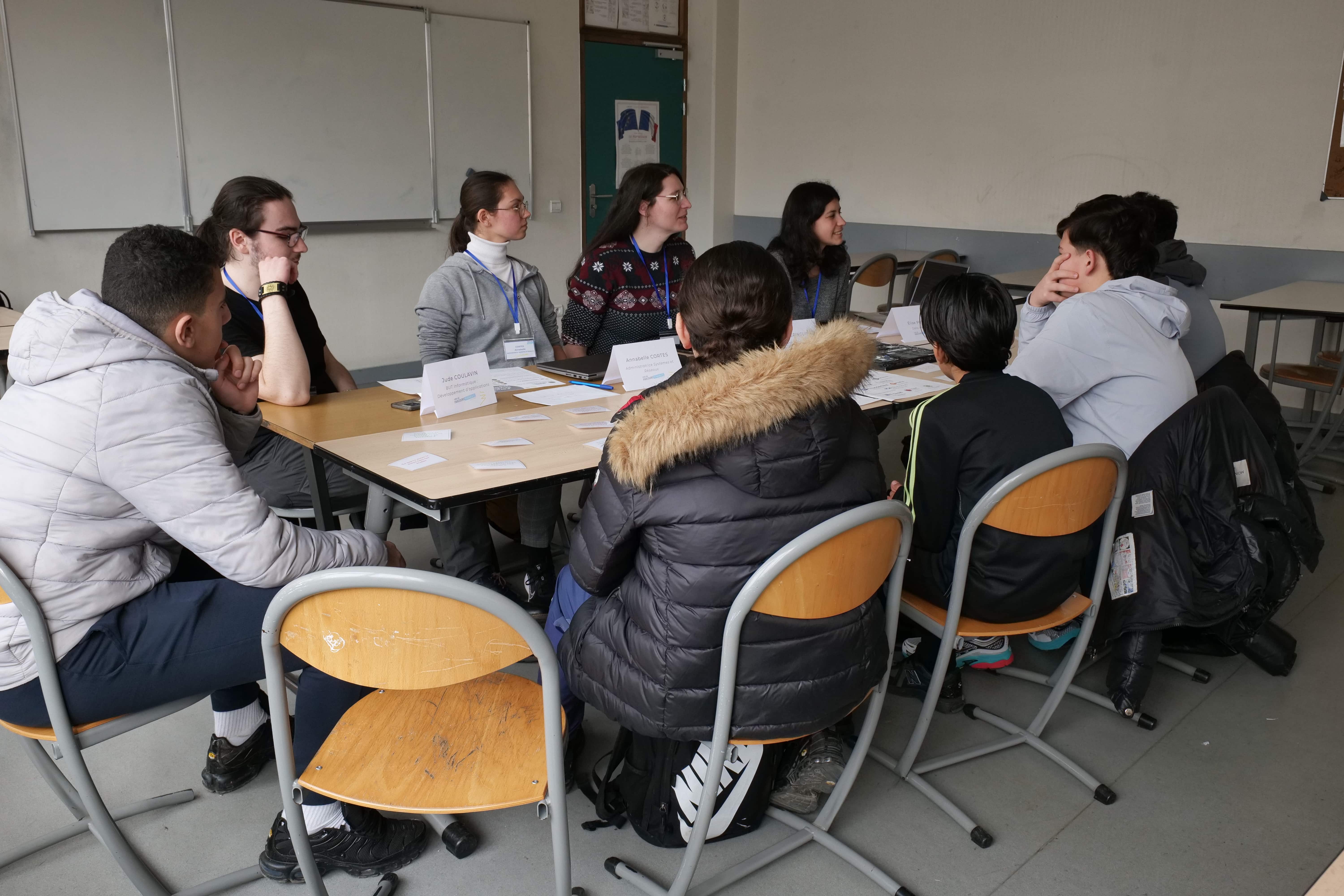 Les professionnels répondaient aux questions des élèves.