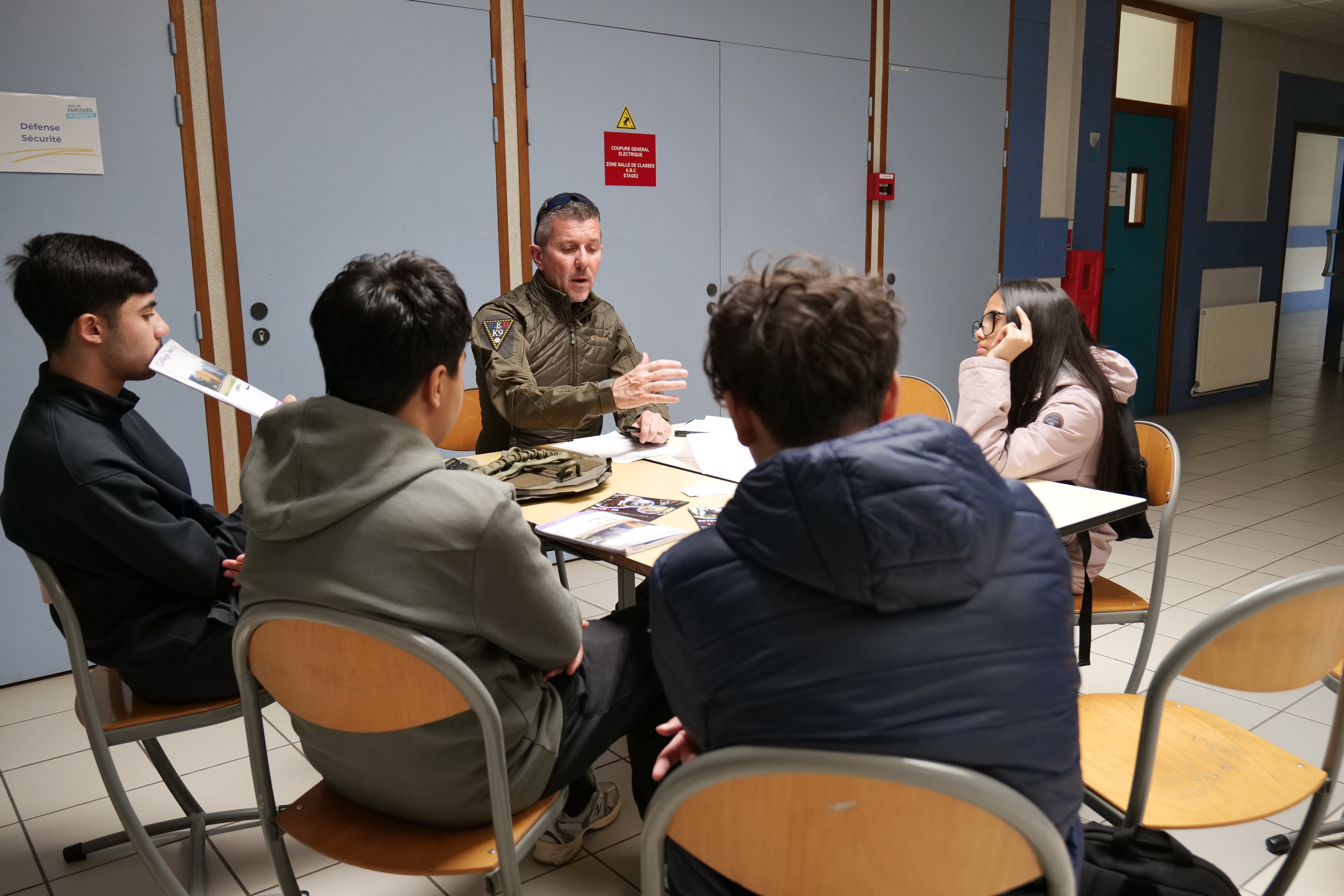 Les professionnels répondaient aux questions des élèves.