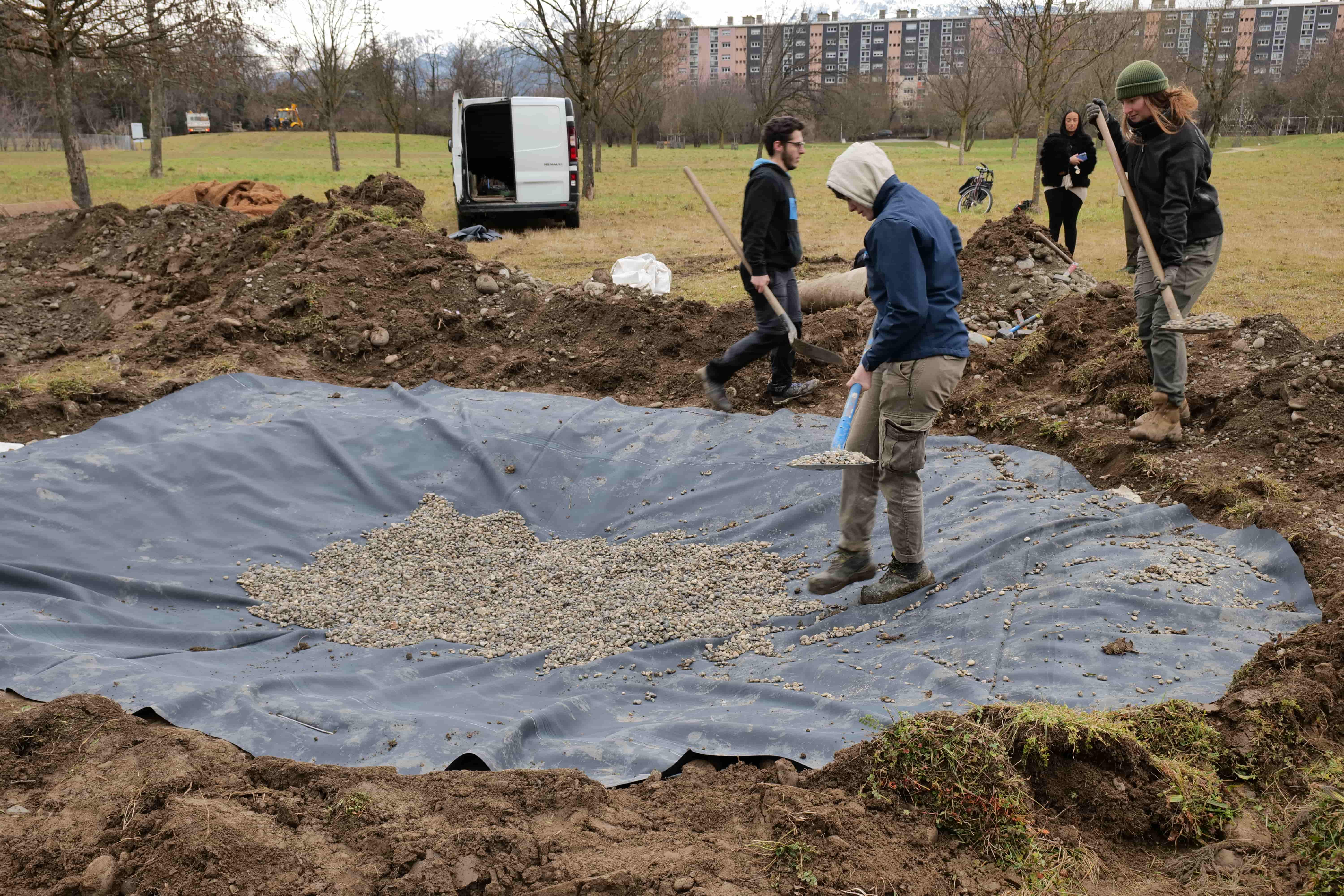 Une nouvelle mare a été créée au parc Ouest, pour favoriser la biodiversité, notamment le crapaud calamite.