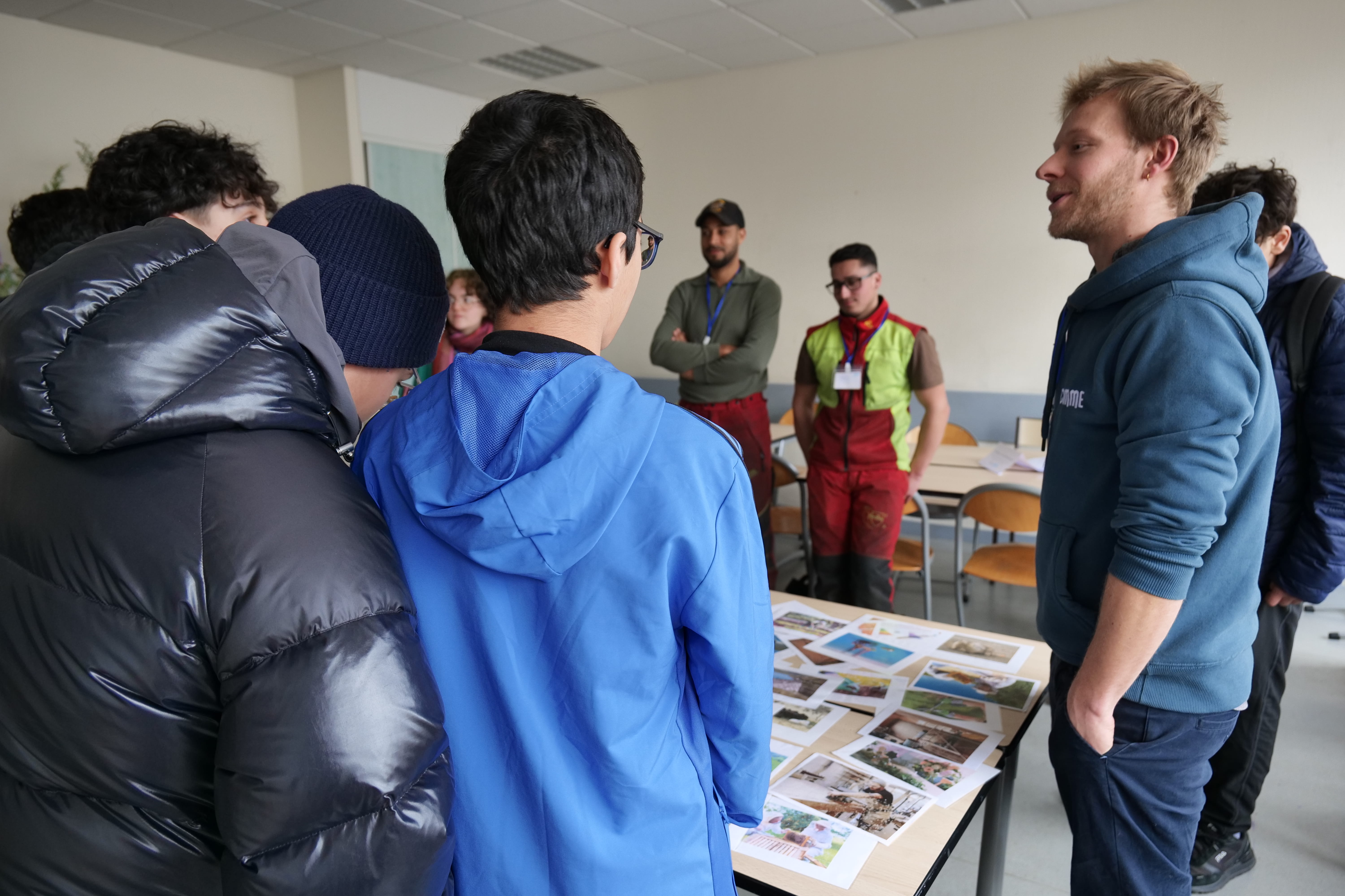 Les professionnels répondaient aux questions des élèves.