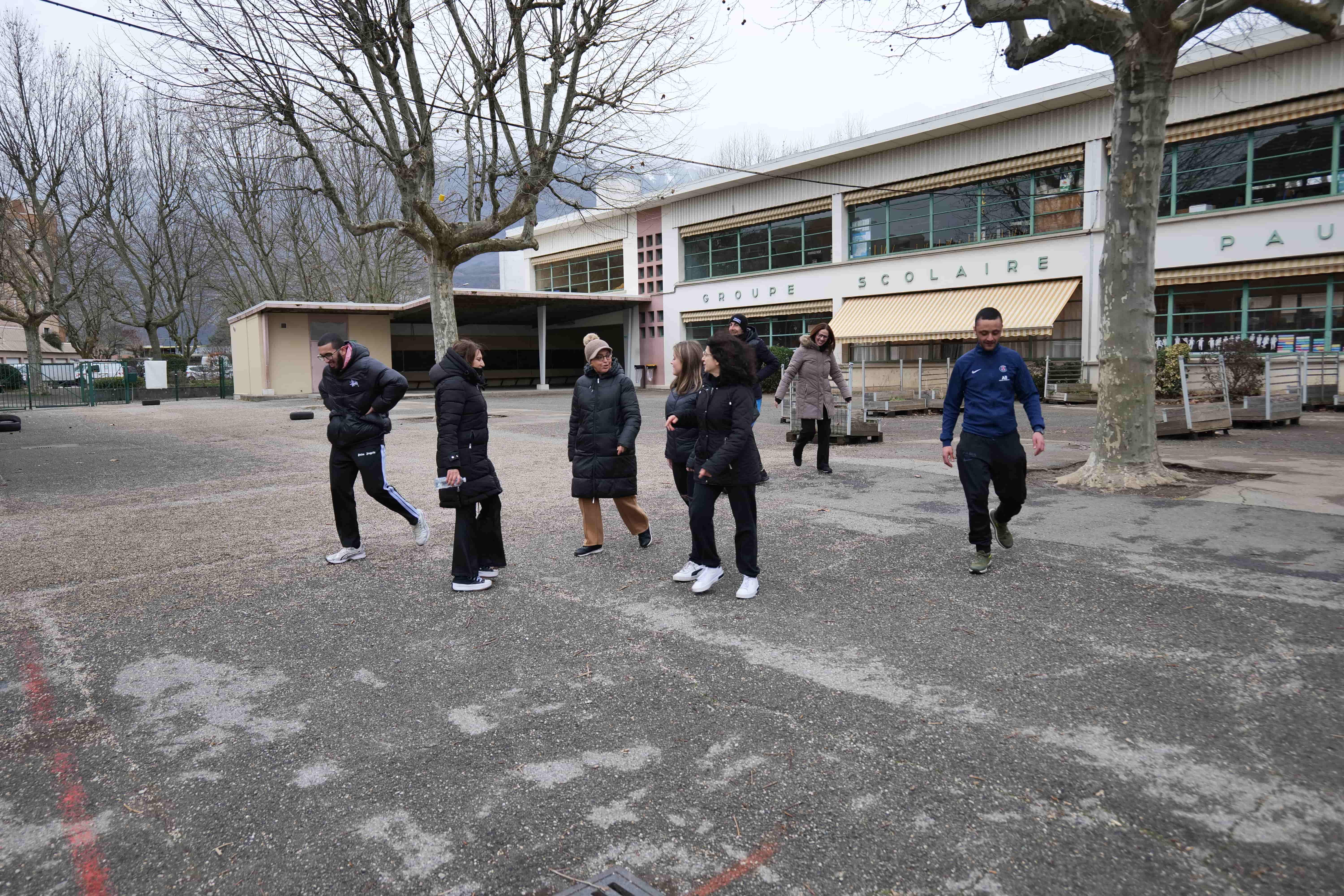 Ramia a ensuite proposé un jeu en extérieur de cache cache original.