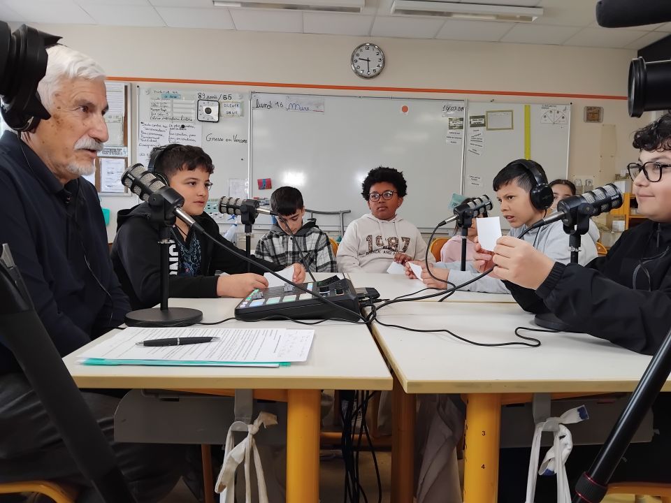 Les élèves de CM2 de la classe de Marine Alix avaient spécialement préparé leurs questions en vue de l'interview de Joseph Ascedu. Il en sera de même dans chacune des cinq classes concernées par le projet.