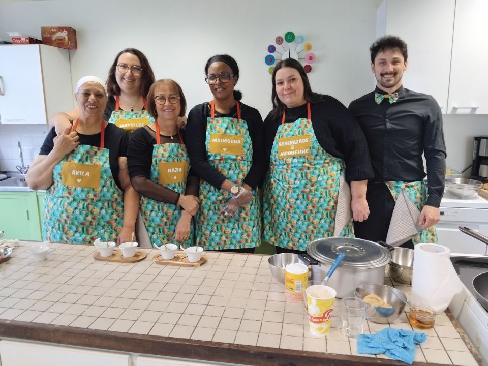 Depuis l'automne, Akila, Mathilde, Nazia, Maïnouna et Scherazade, ainsi qu'Inès et Jennifer (absentes sur la photo), se sont décarcassées pour concocter un repas digne de ce nom à la quinzaine de convives, parfaitement secondées par Fabien, de la MDH Essarts-Surieux. 